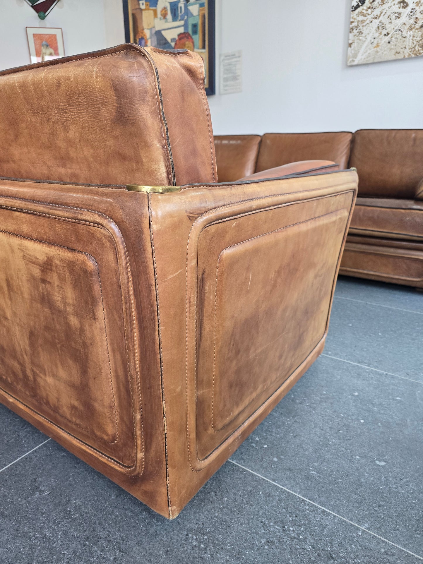 Salon Roche Bobois vintage années 80 – Cuir de buffle cognac – 2 canapés + pouf