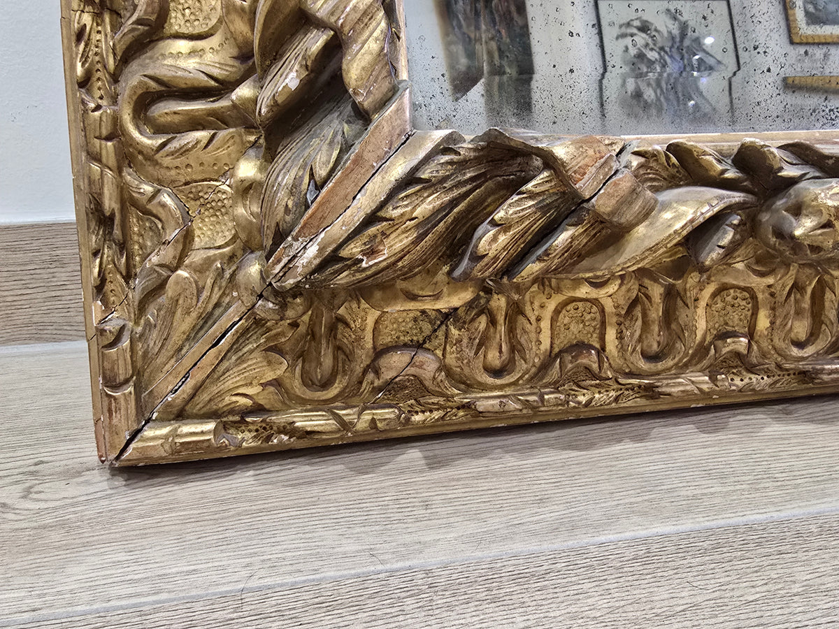 Exceptionnel miroir XVIIIe siècle en bois sculpté doré – décor oiseaux, fruits et angelot – 98 x 68 cm.