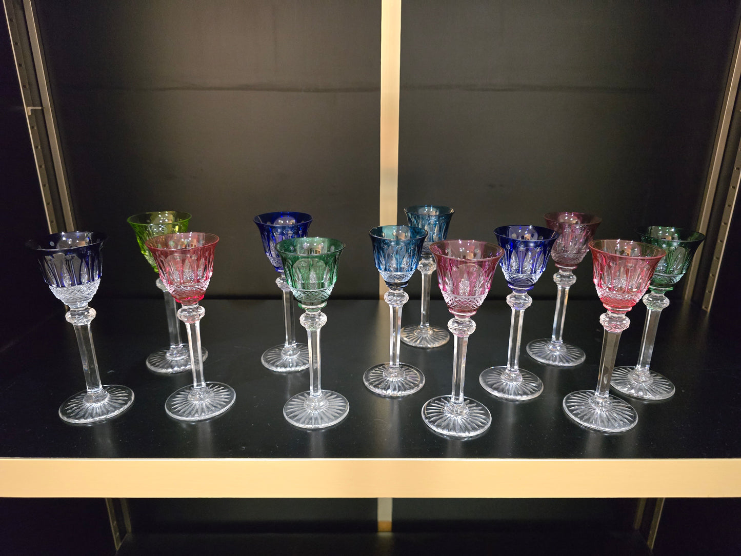 12 verres à liqueur Saint-Louis modèle Tommy en cristal de couleur