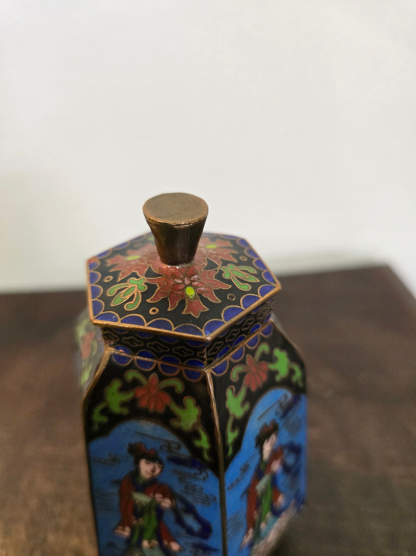 Petite boîte couverte hexagonale en cloisonné chinois sur socle en bois