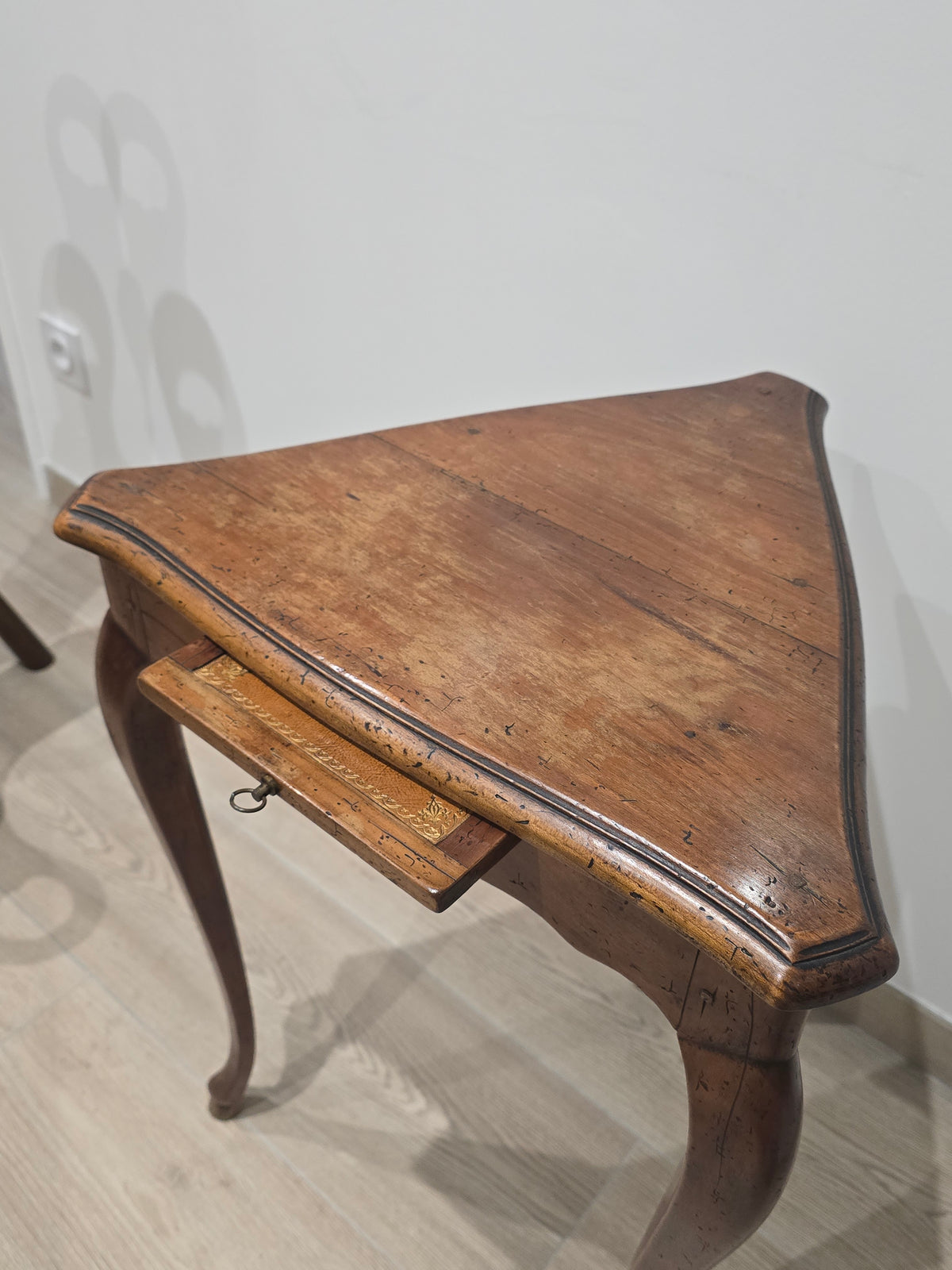 Table d'Appui Triangulaire à Écritoire – Estampillée André Mailfert (Orléans) – Style Louis XV