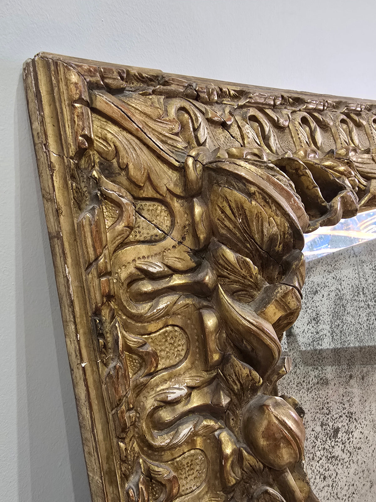 Exceptionnel miroir XVIIIe siècle en bois sculpté doré – décor oiseaux, fruits et angelot – 98 x 68 cm.