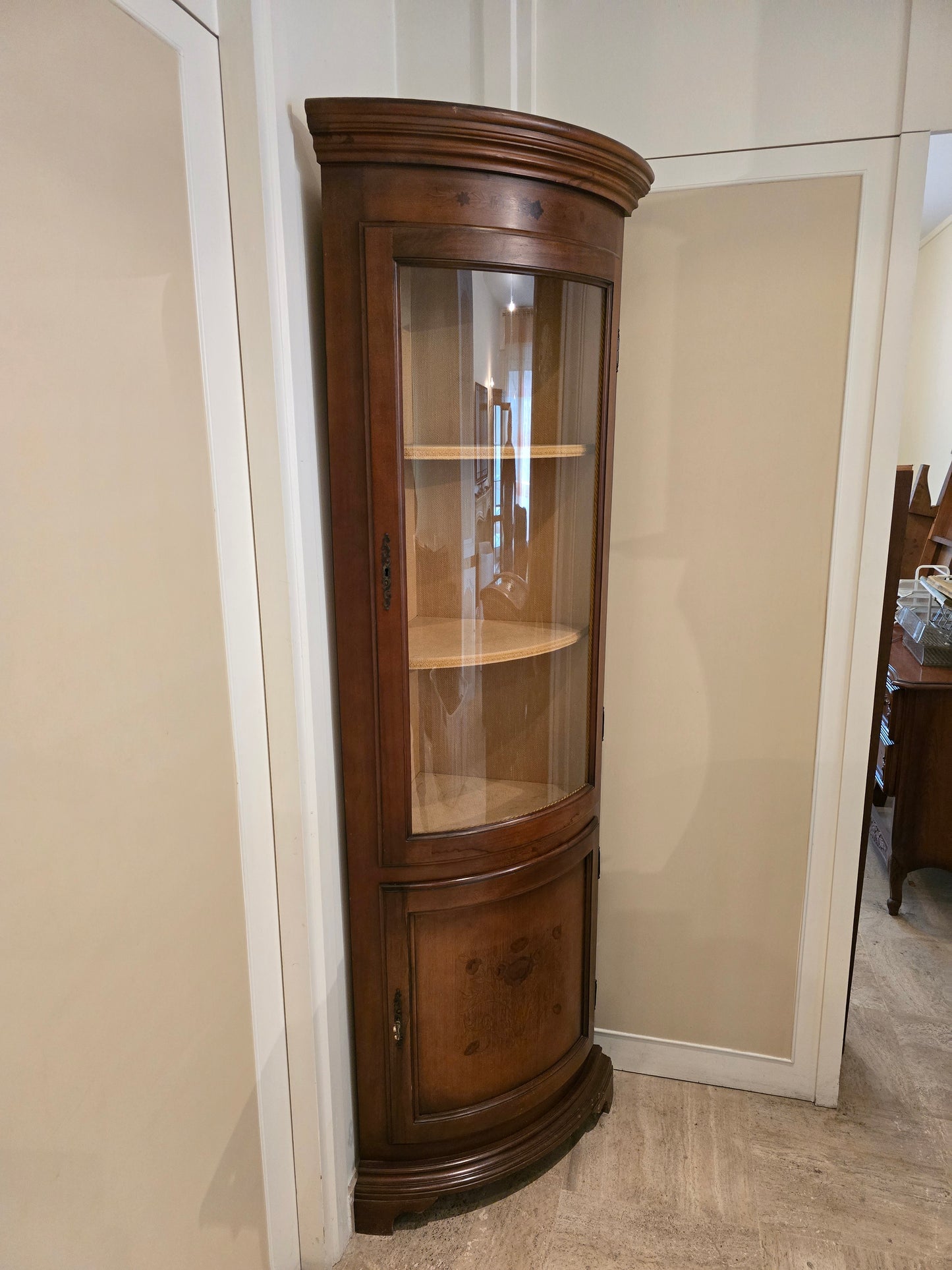 Vitrine d’encoignure ancienne en bois marqueté — Travail début XXe