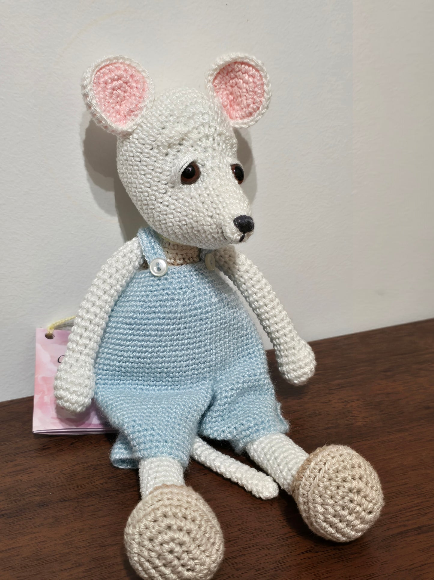Souris salopette amigurumi