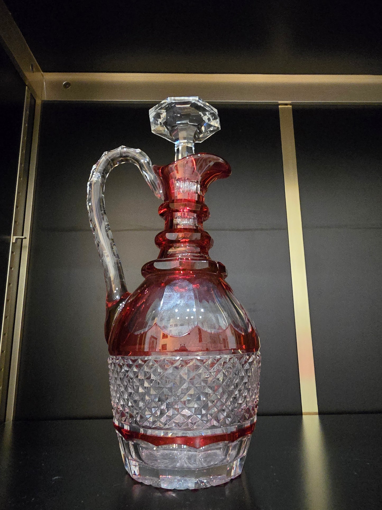 Carafe aiguière en cristal doublé rouge – Saint-Louis