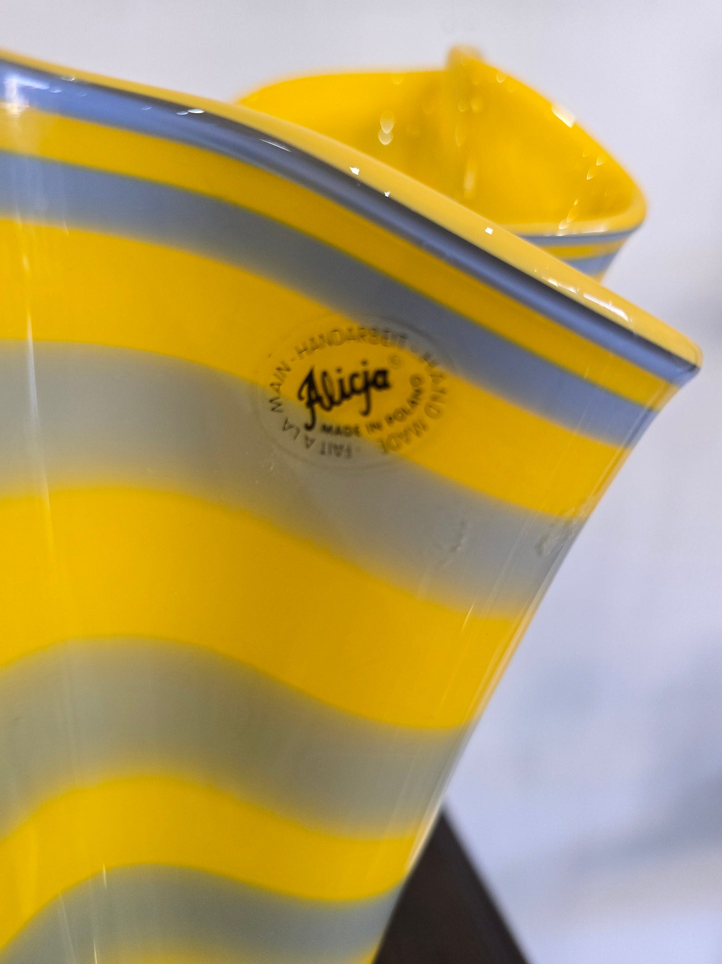 Vase en verre soufflé Alicja – Rayures jaunes & grises – Forme libre – H.31 cm
