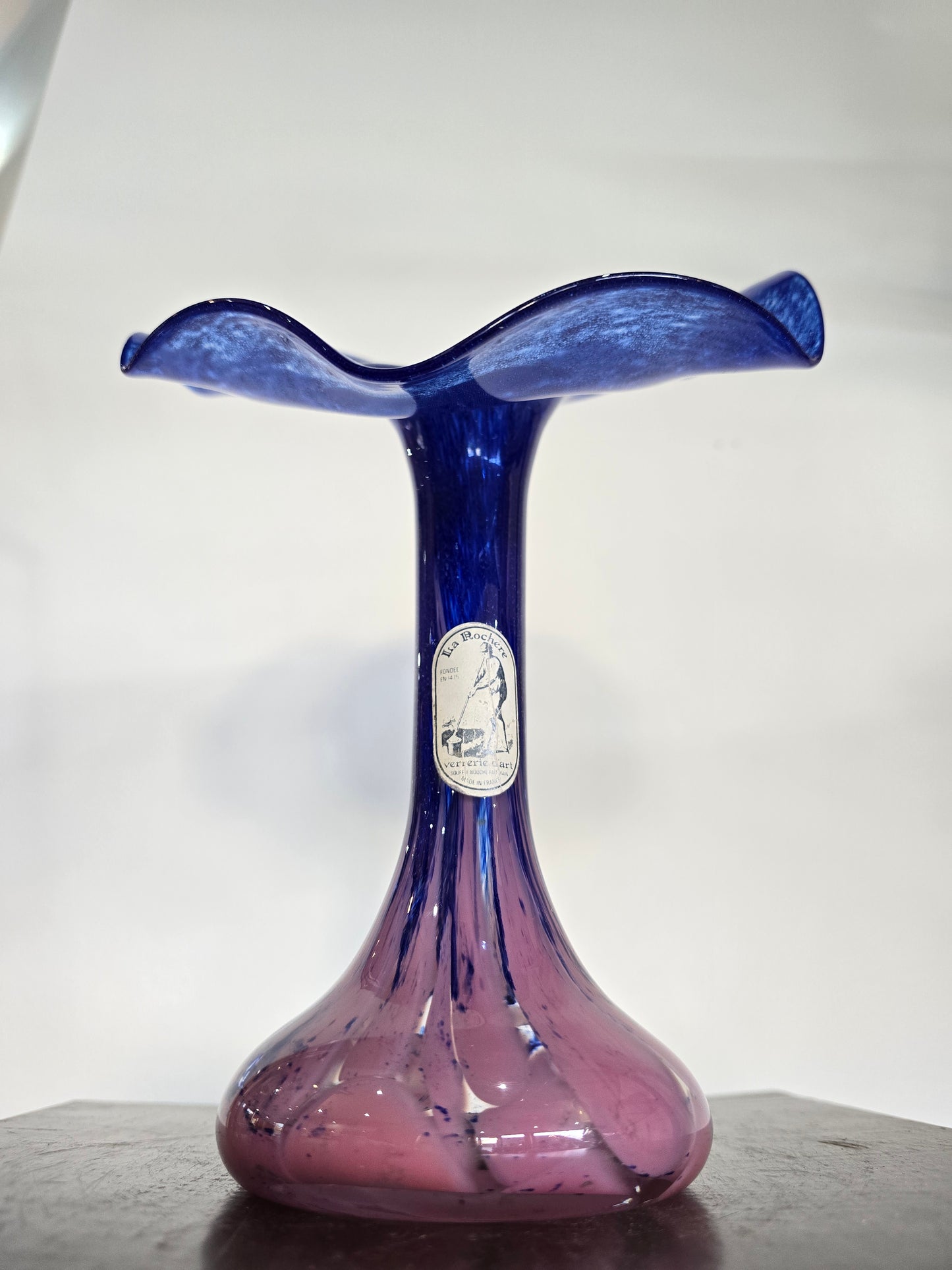 Coupe en verre soufflé La Rochère – Dégradé bleu & rose – Verrerie d’art – H.26 cm