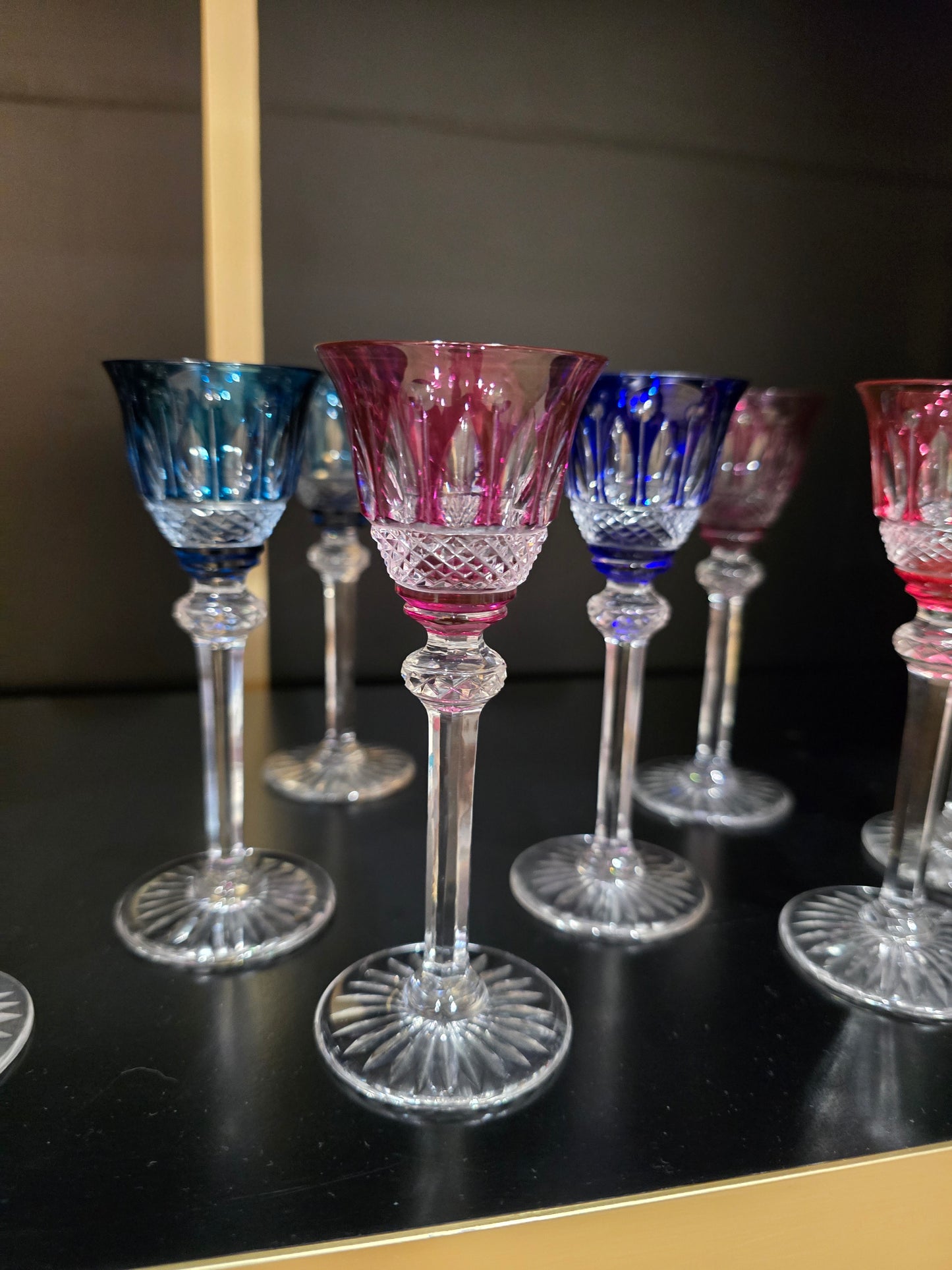 12 verres à liqueur Saint-Louis modèle Tommy en cristal de couleur