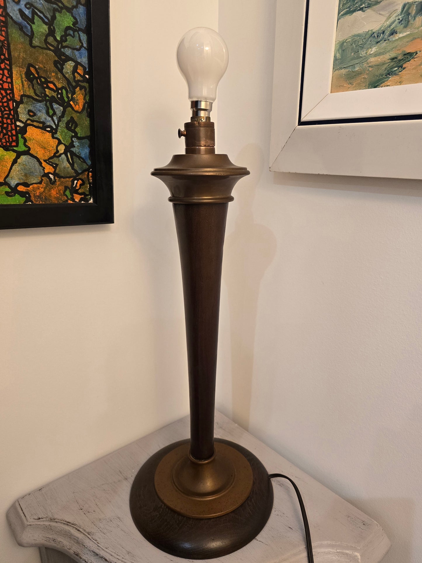 Pied de Lampe vintage style scandinave en bois foncé et métal bronze – 58 cm