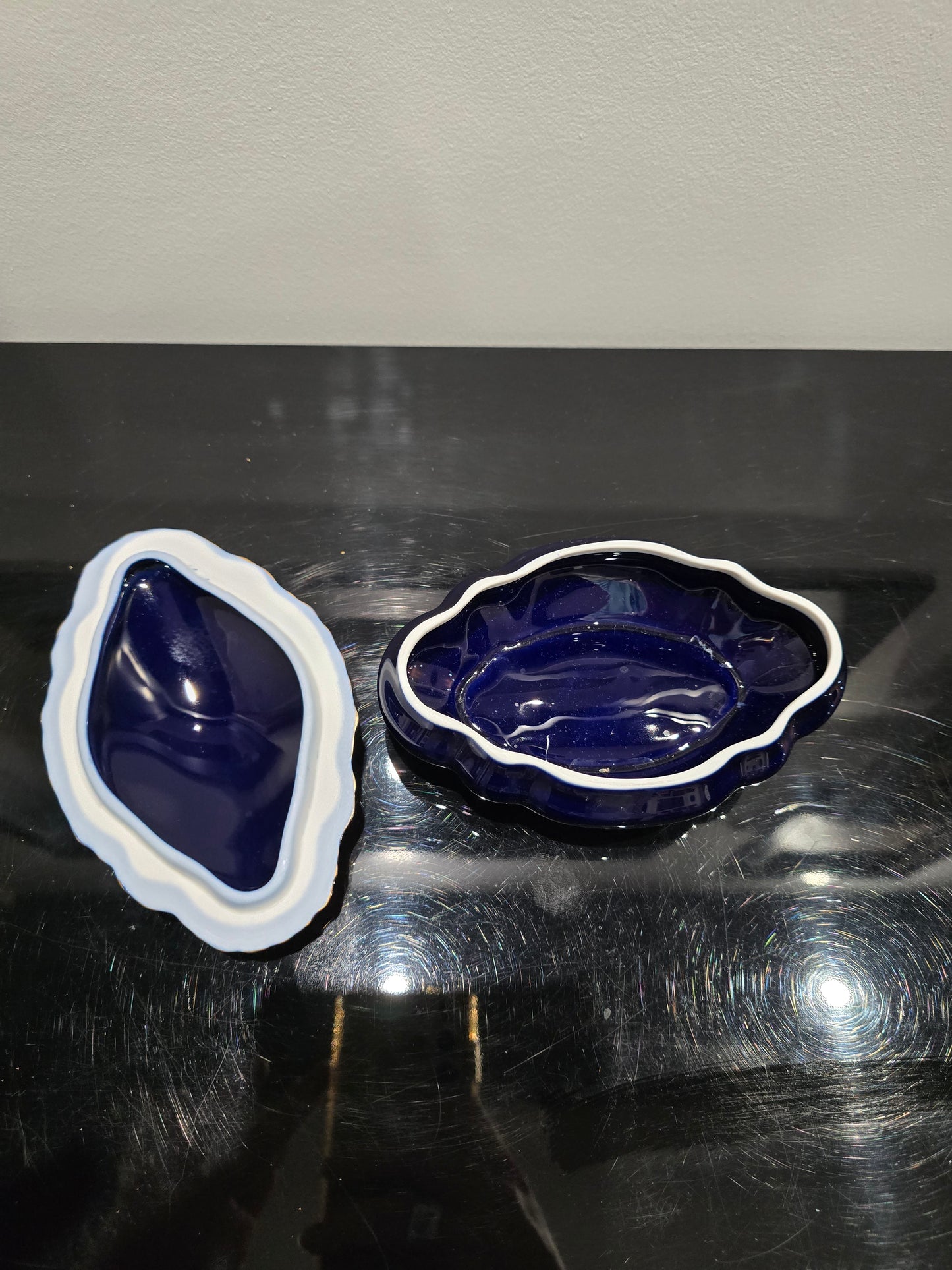 Boîte en porcelaine de Limoges – Décor coquelicots – Bleu cobalt & or fin