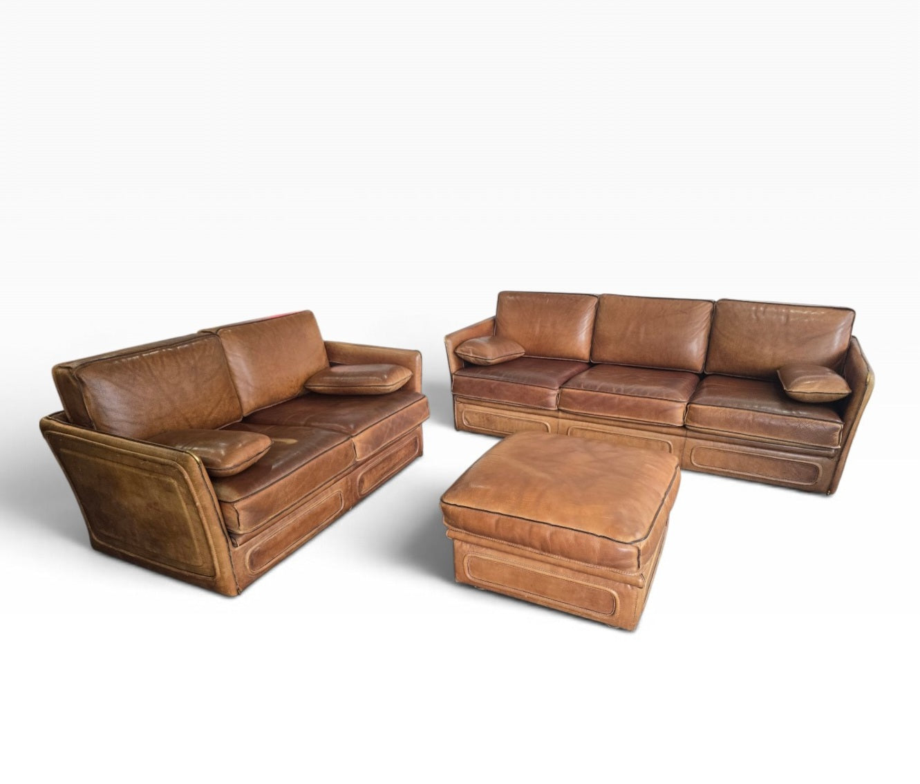 Salon Roche Bobois vintage années 80 – Cuir de buffle cognac – 2 canapés + pouf