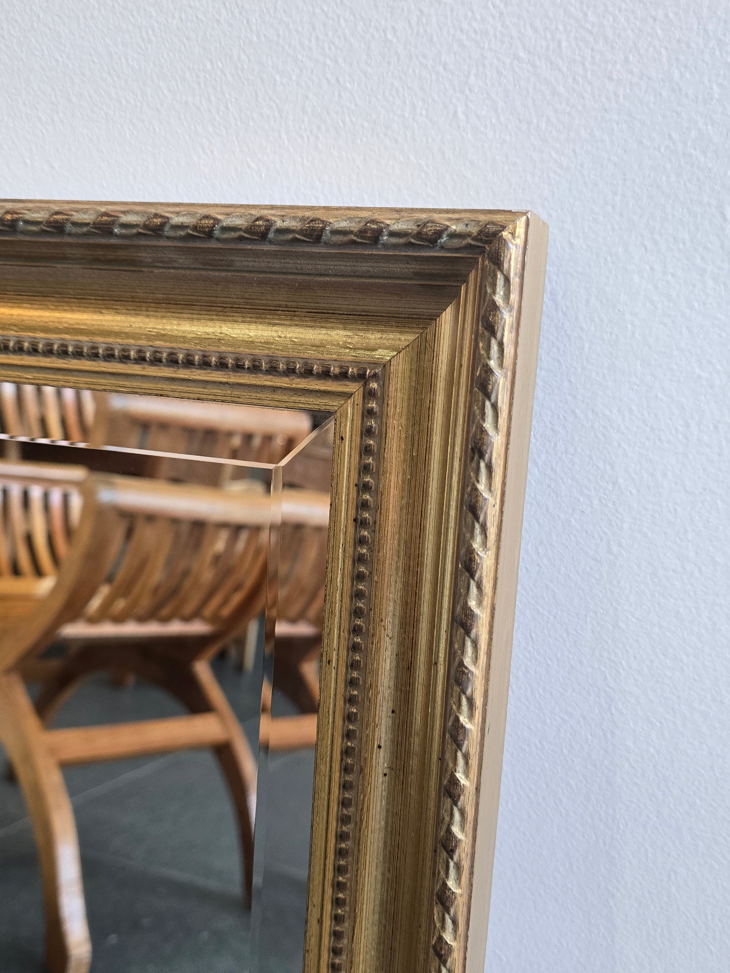 Miroir doré à glace biseautée – 70 × 52 cm