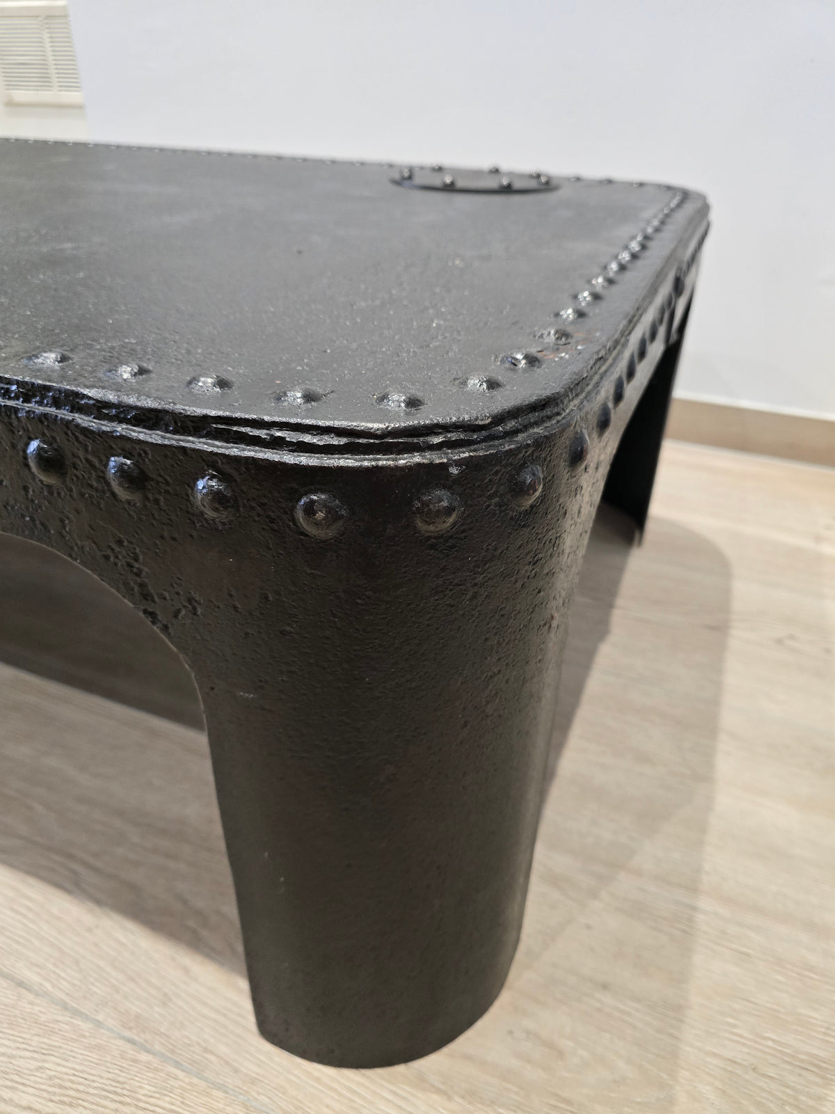 Table basse industrielle en métal riveté vers 1920 – patine noire – 145 × 80 cm
