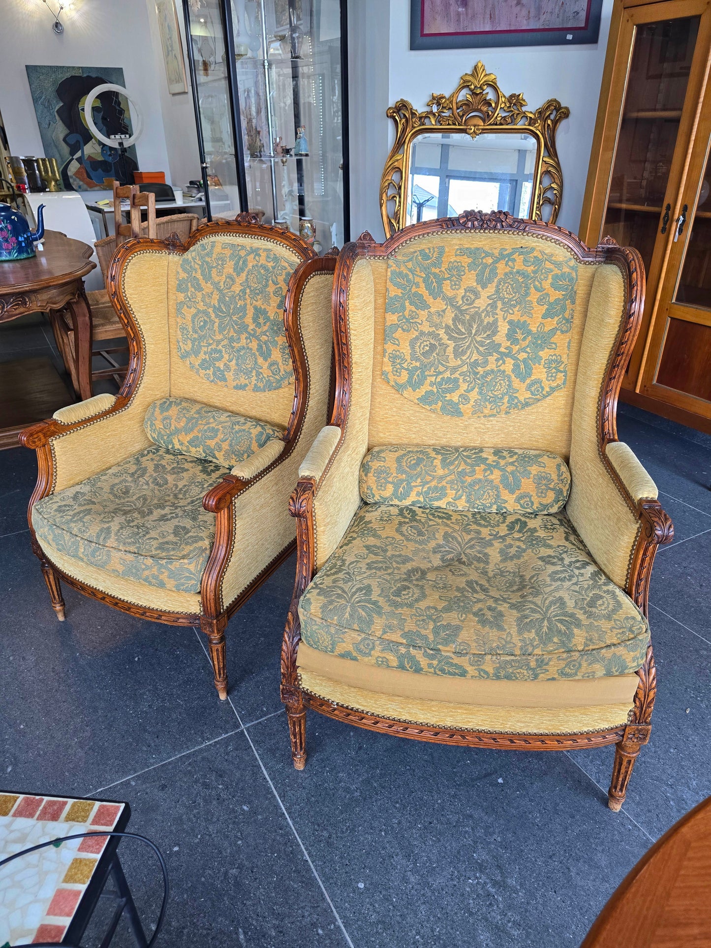 fauteuils bergères Louis XVI – paire dépareillées – XIXe / début XXe