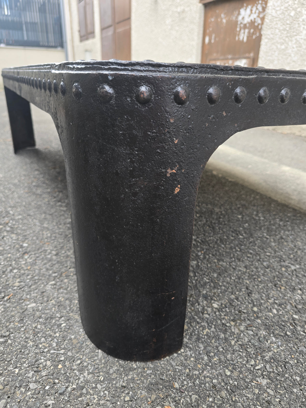 Table basse industrielle en métal riveté vers 1920 – patine noire – 145 × 80 cm