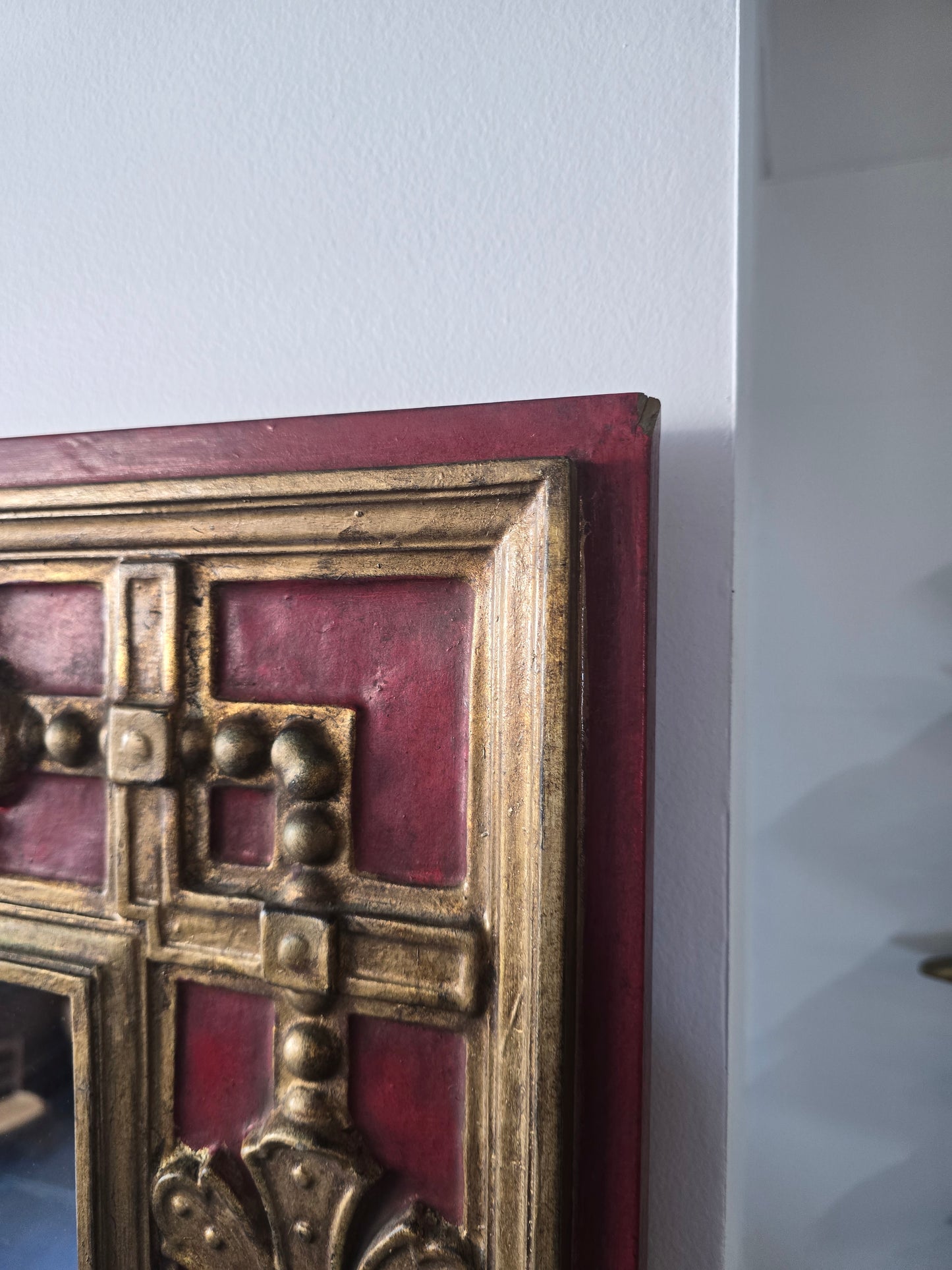 miroir mural Palladio, Italie, 1970 – Décor rouge et dorure patinée