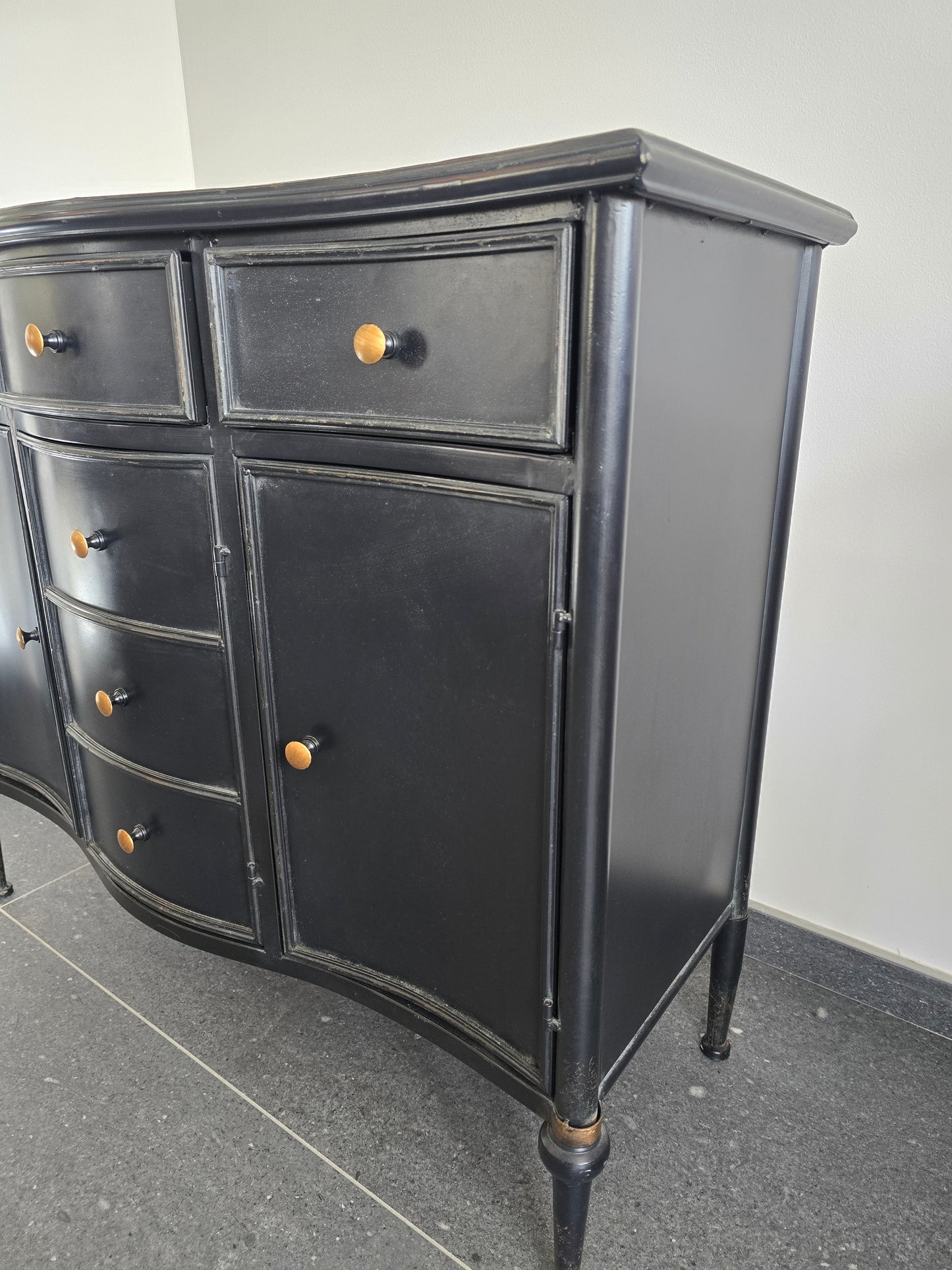 Buffet contemporain en métal noir – meuble moderne