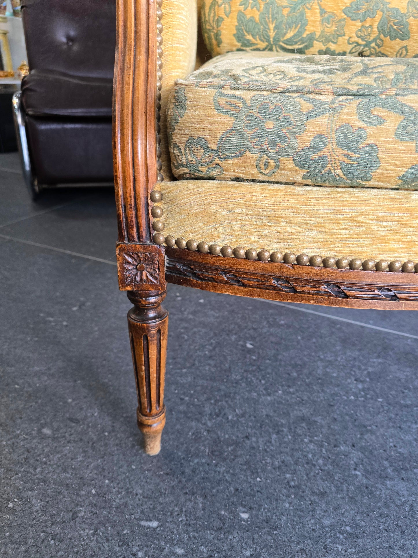 fauteuils bergères Louis XVI – paire dépareillées – XIXe / début XXe