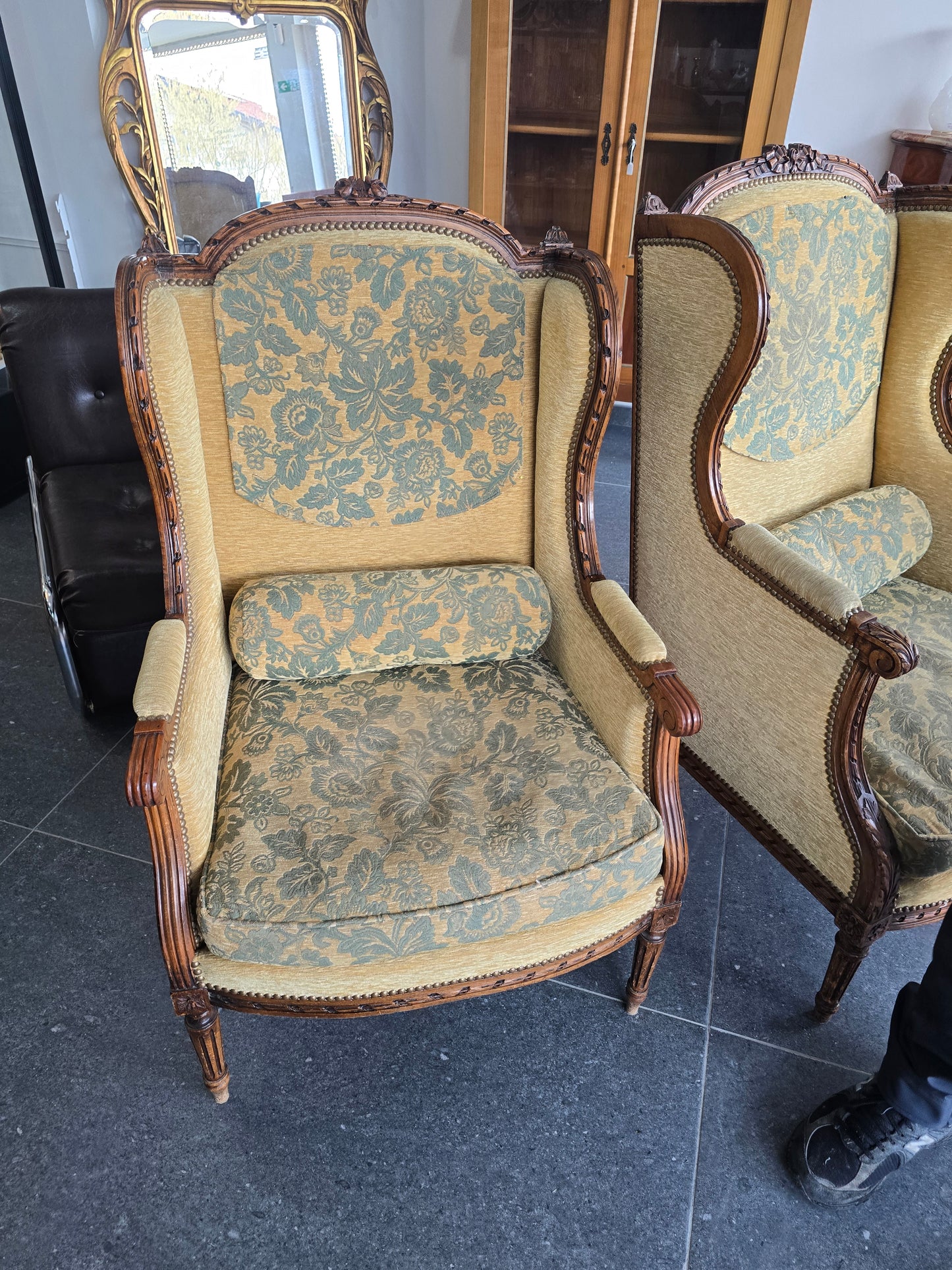 fauteuils bergères Louis XVI – paire dépareillées – XIXe / début XXe