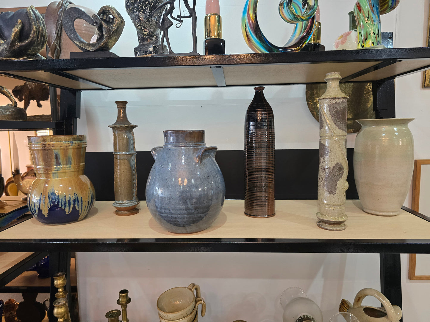 Vase en grès émaillé strié – Tons brun et noir – Travail artisanal – Années 1970