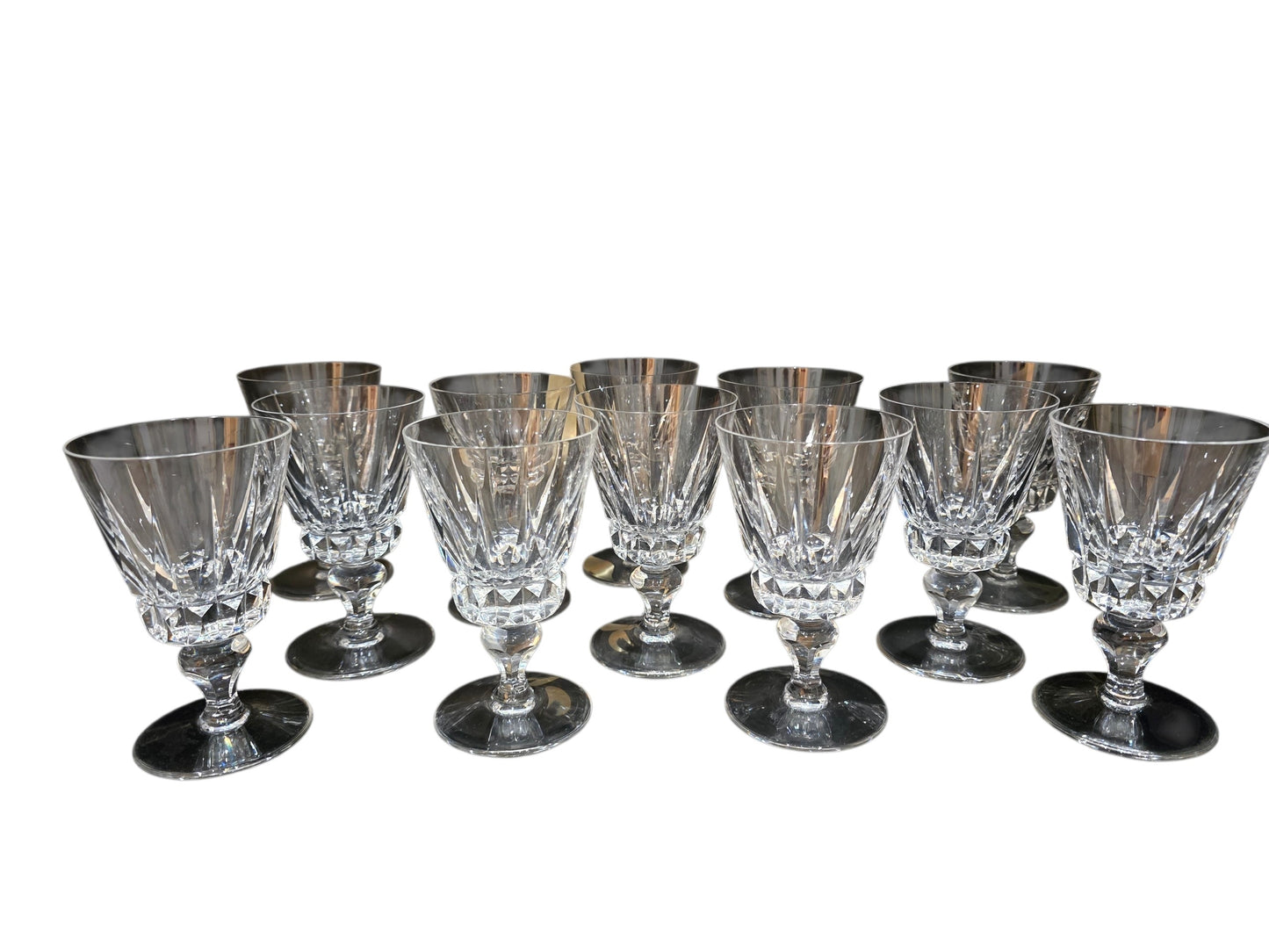 12 verres à vin Saint-Louis modèle Guernesey en cristal taillé