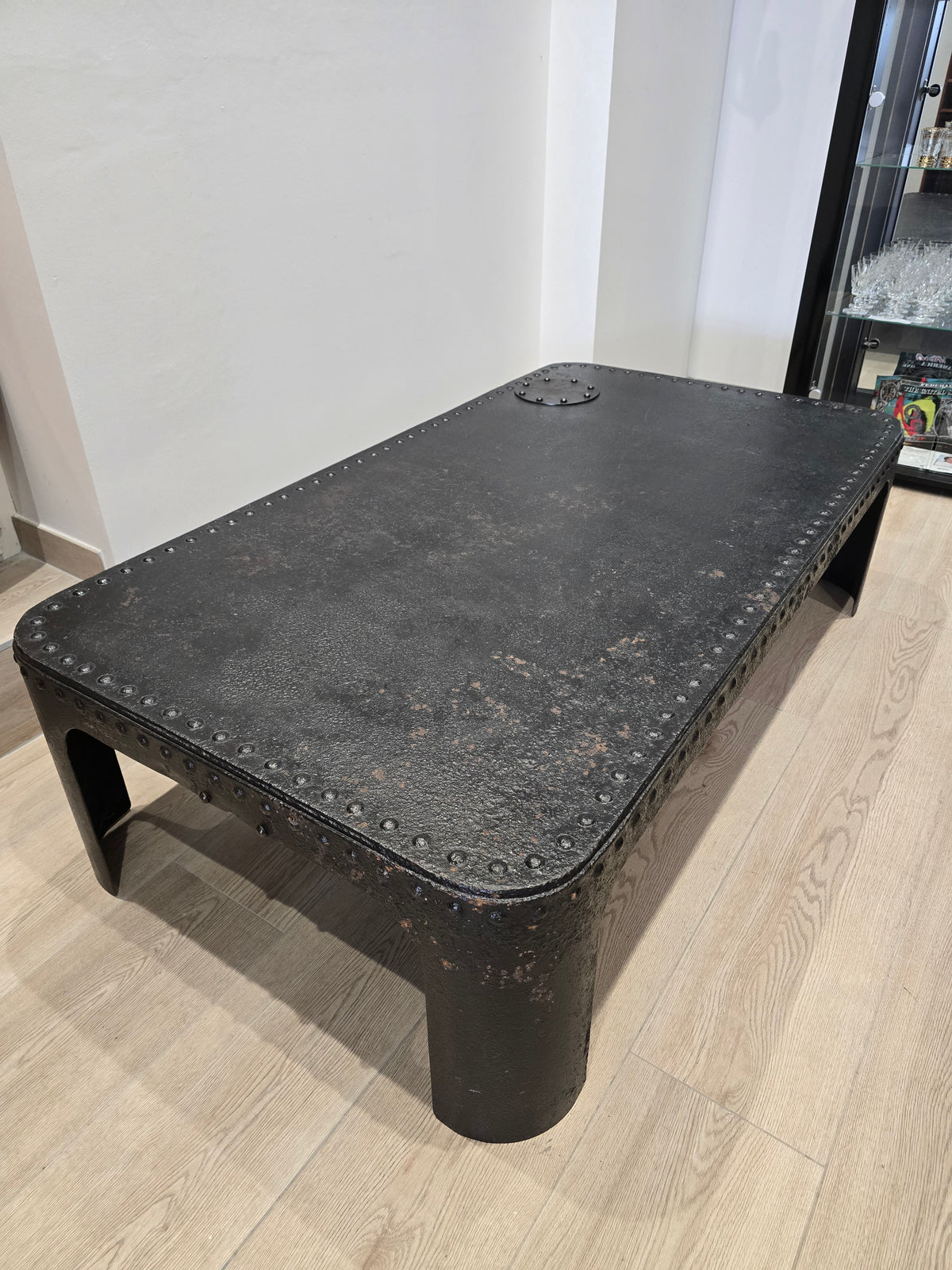Table basse industrielle en métal riveté vers 1920 – patine noire – 145 × 80 cm
