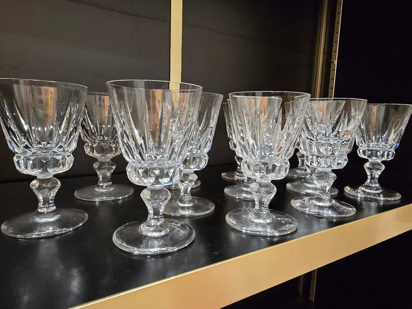 12 verres à vin Saint-Louis modèle Guernesey en cristal taillé