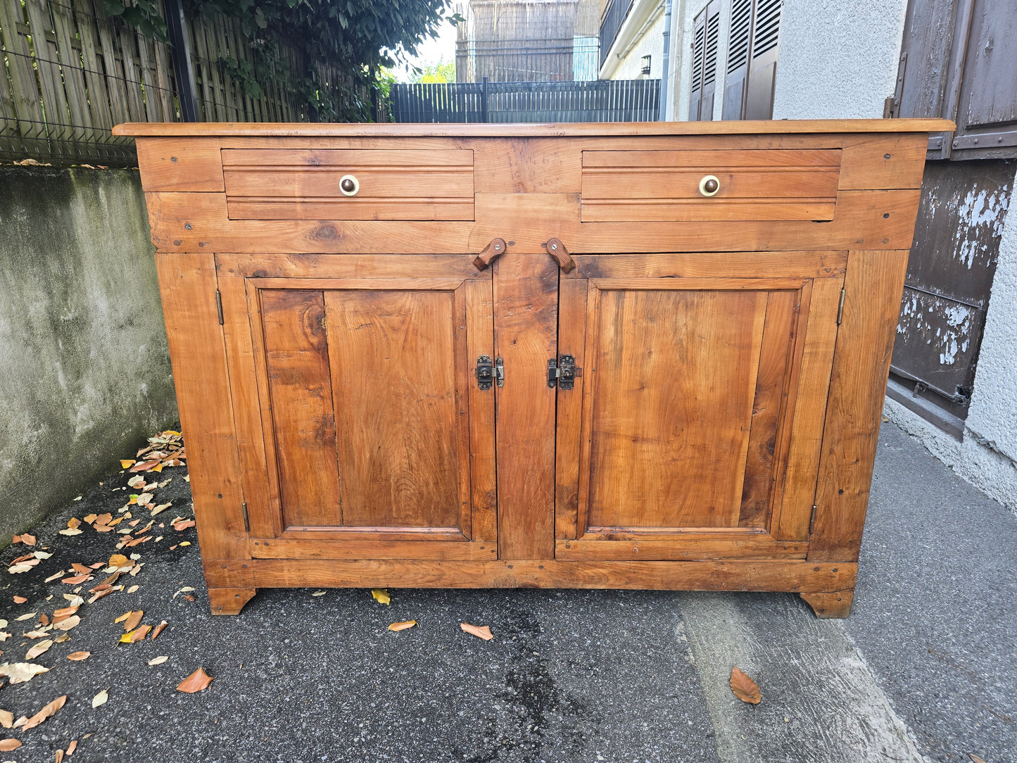 Buffet ancien de ferme en cerisier massif – style campagne rustique