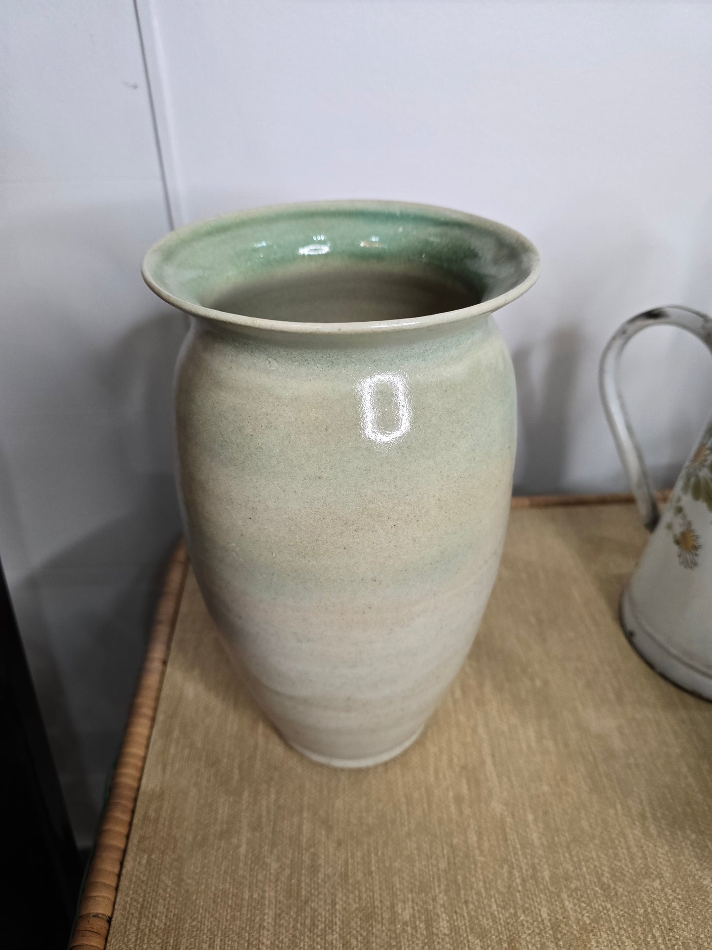 Vase en grès émaillé – Tons vert céladon – Travail artisanal – Années 1960–1970