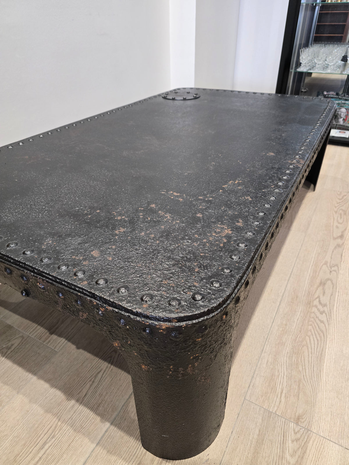 Table basse industrielle en métal riveté vers 1920 – patine noire – 145 × 80 cm