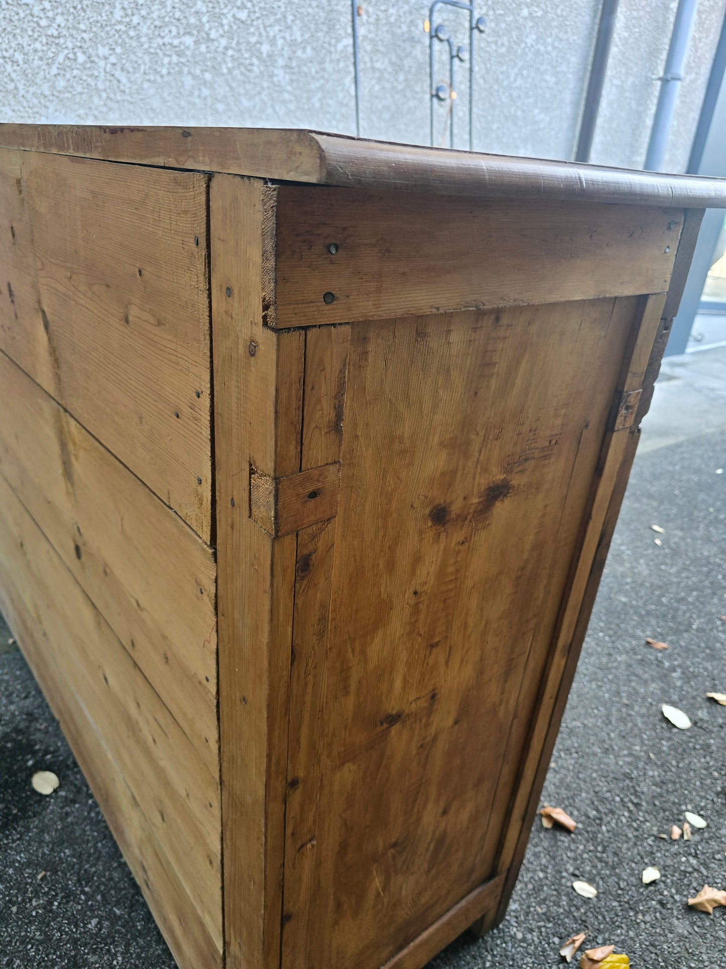 Buffet ancien de ferme en cerisier massif – style campagne rustique