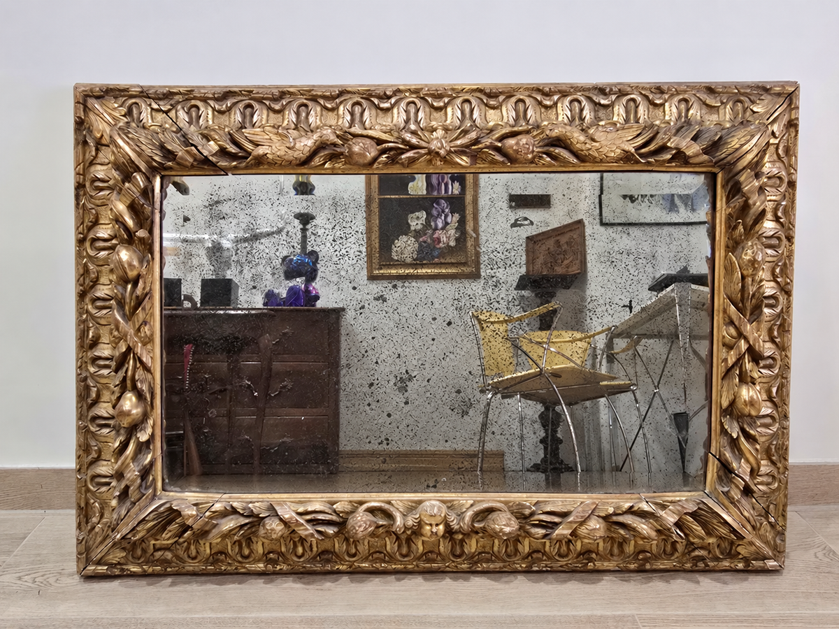 Exceptionnel miroir XVIIIe siècle en bois sculpté doré – décor oiseaux, fruits et angelot – 98 x 68 cm.