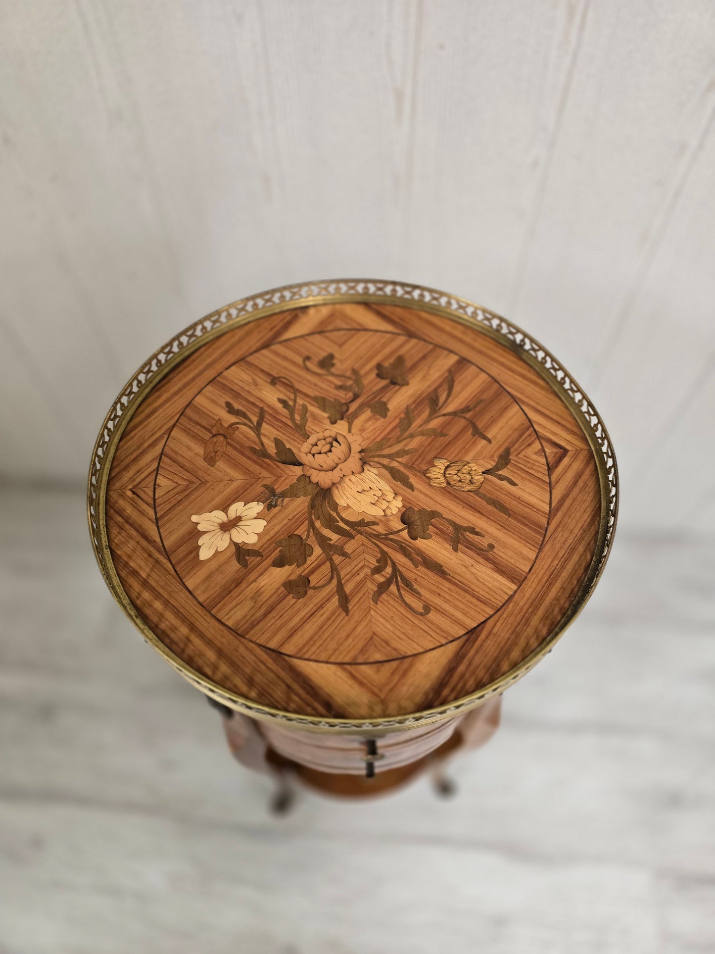 Guéridon marqueté à trois tiroirs – Style Louis XV – Bronze & plateau ajouré