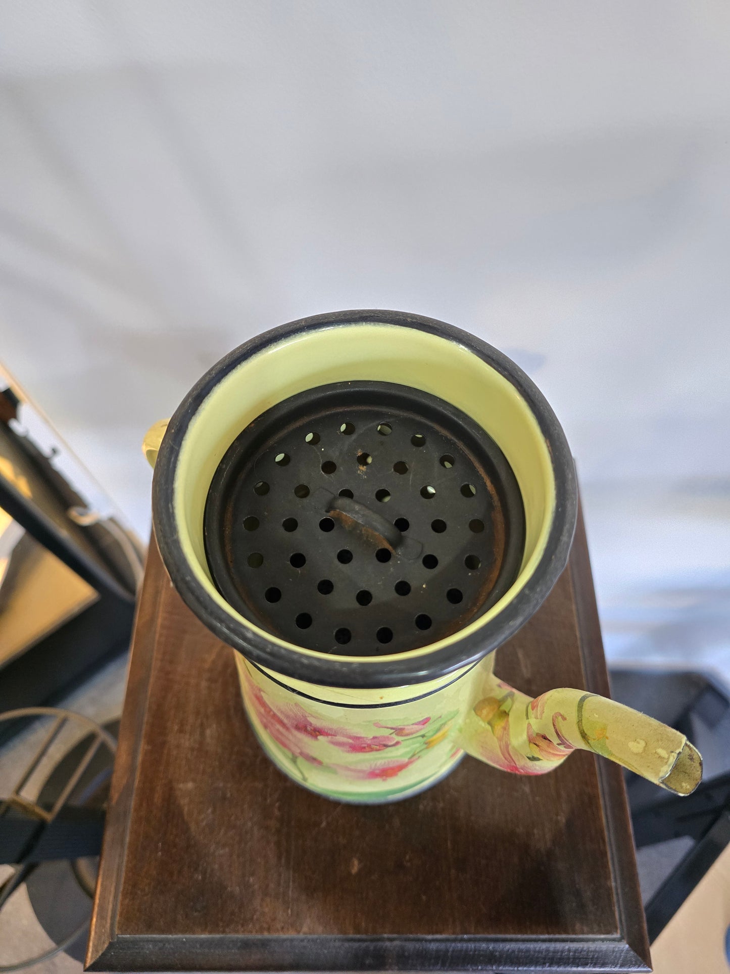 Cafetière vintage en métal émaillé – Décor floral orchidées – H.30 cm