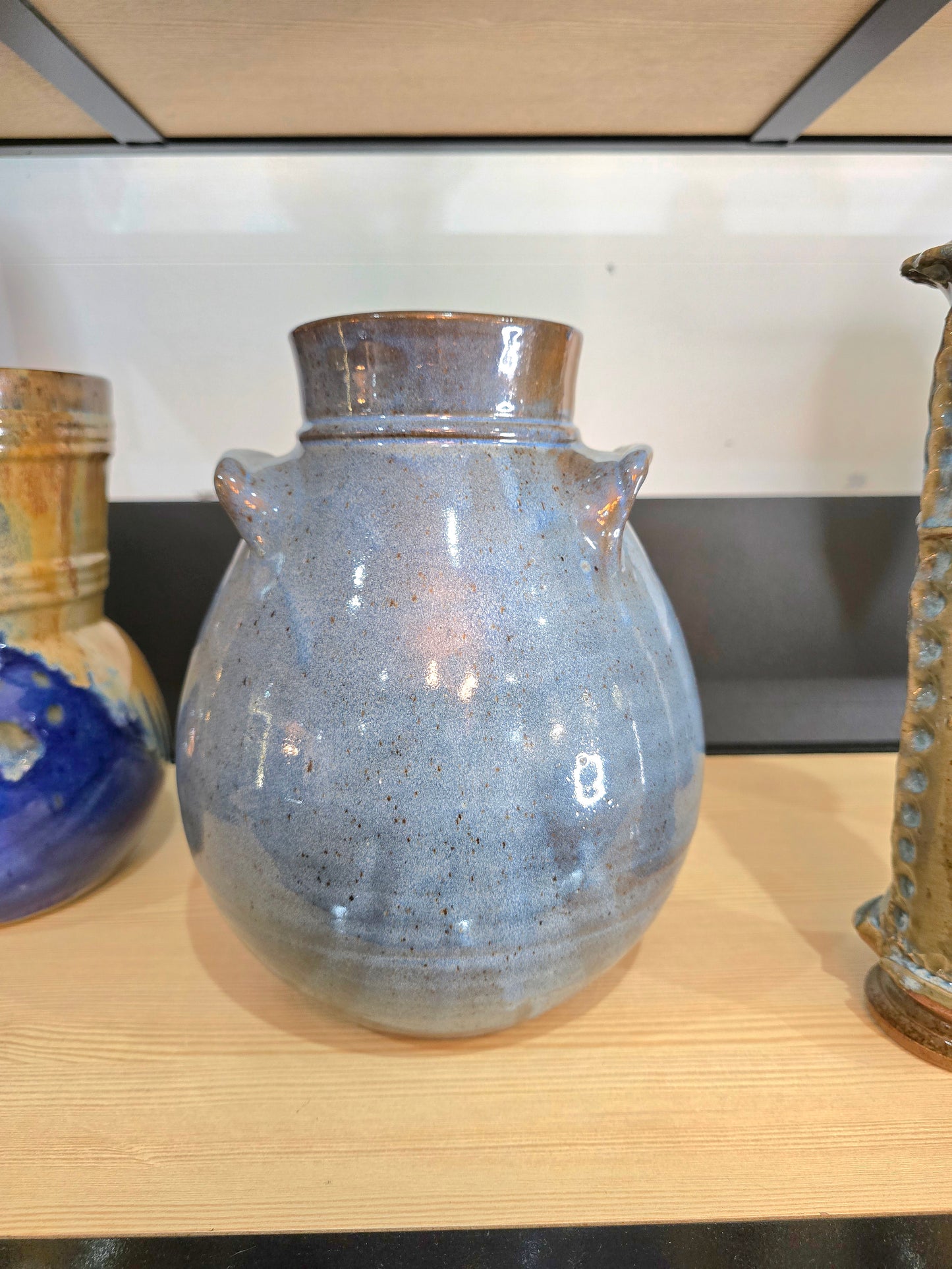 Vase en grès émaillé bleu – Forme pansue à anses – Travail artisanal