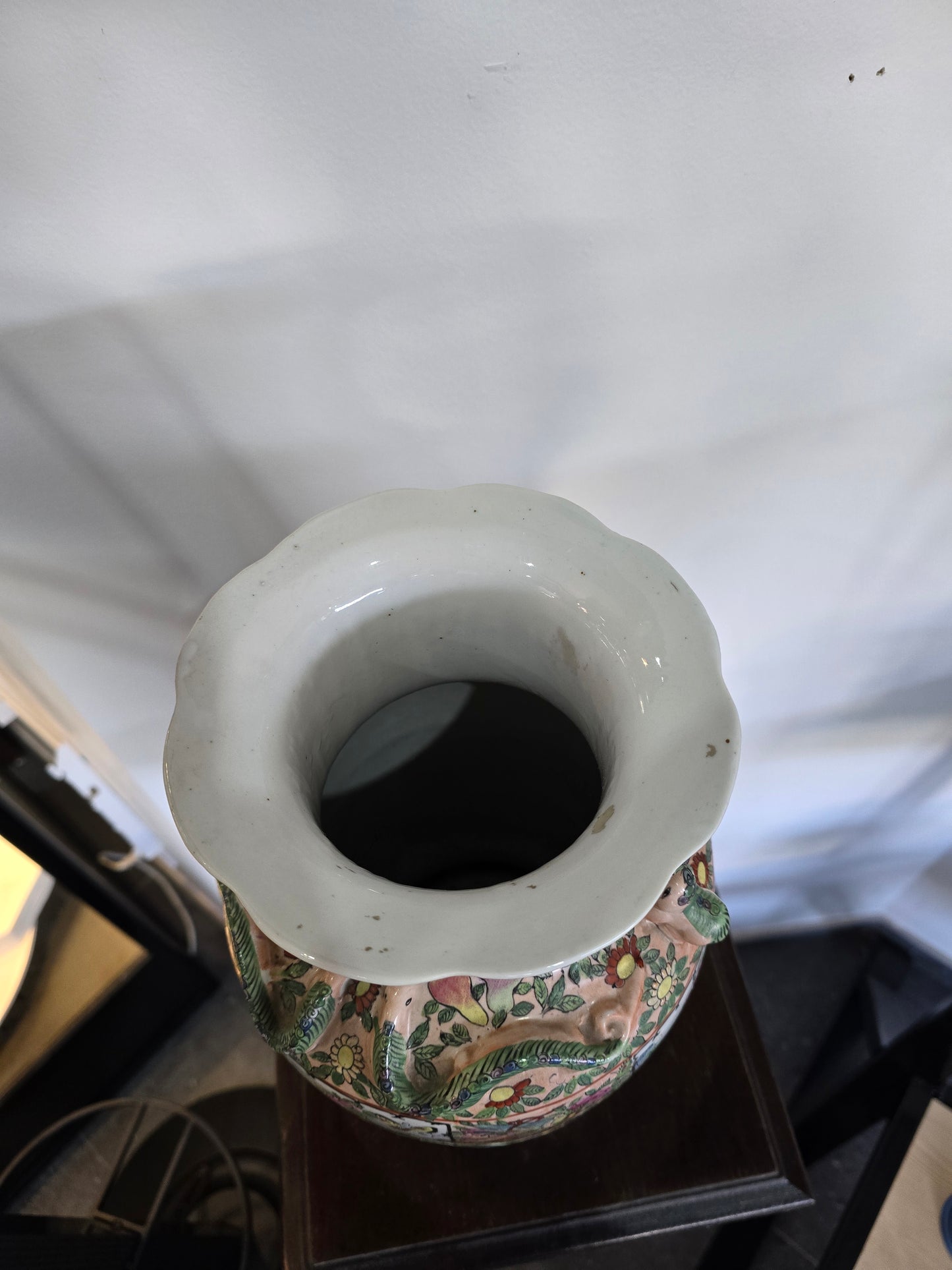 Grand vase chinois en porcelaine polychrome – Décor floral et scènes figurées