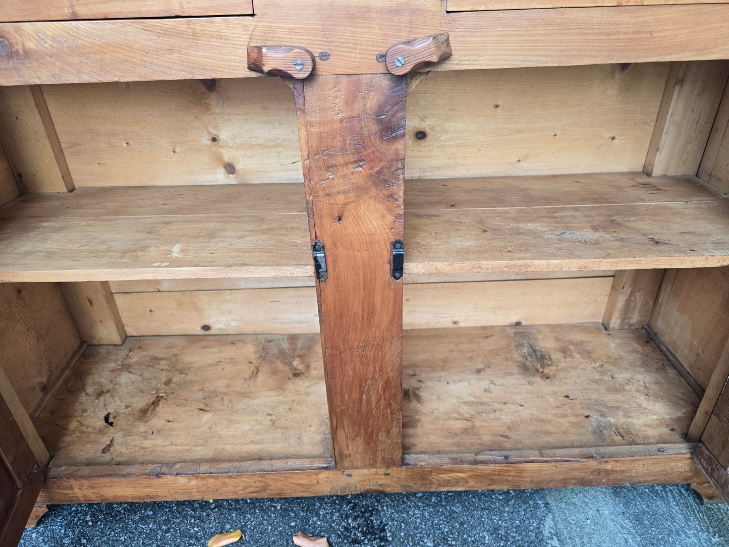 Buffet ancien de ferme en cerisier massif – style campagne rustique