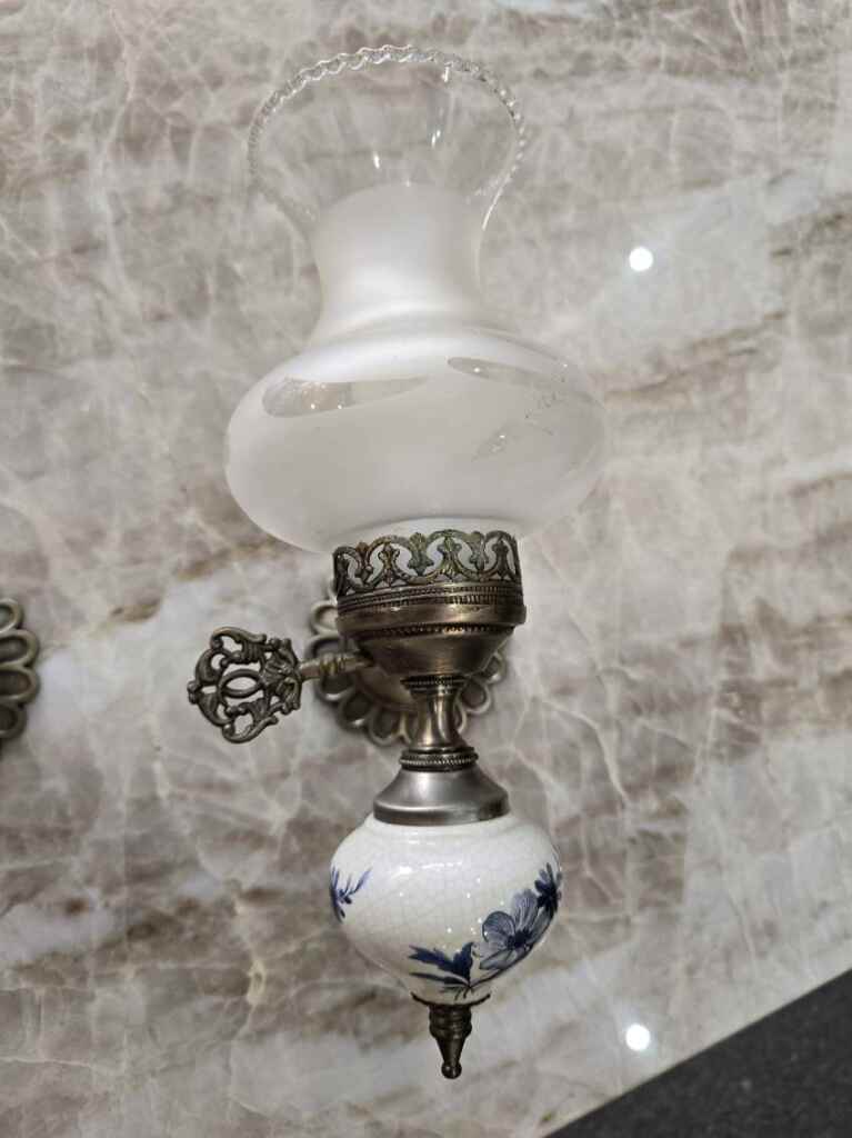 Paire d'appliques murales vintage en laiton, porcelaine et verre satiné