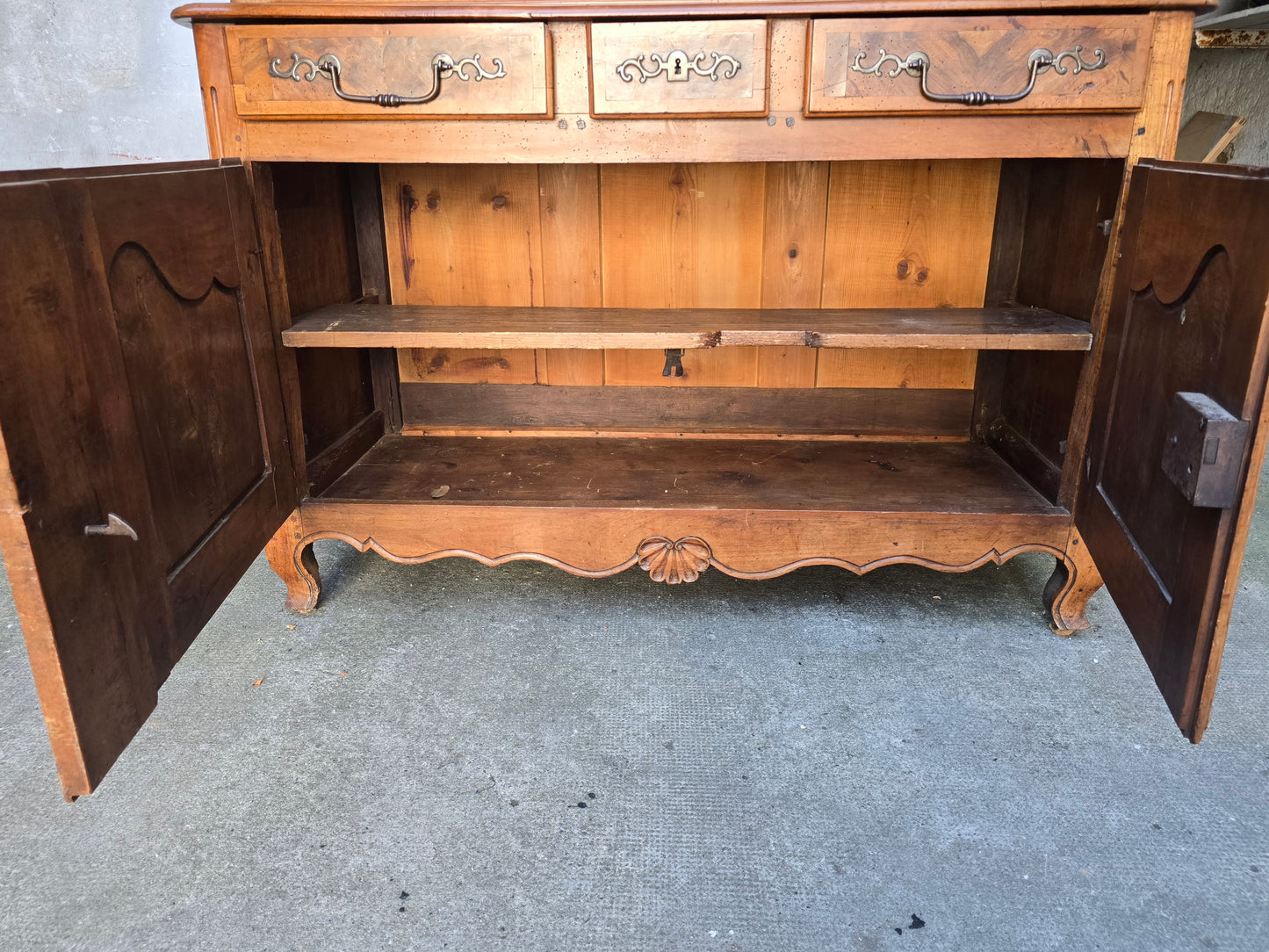 Buffet deux-corps d’époque Louis XV en noyer massif – XVIIIe siècle