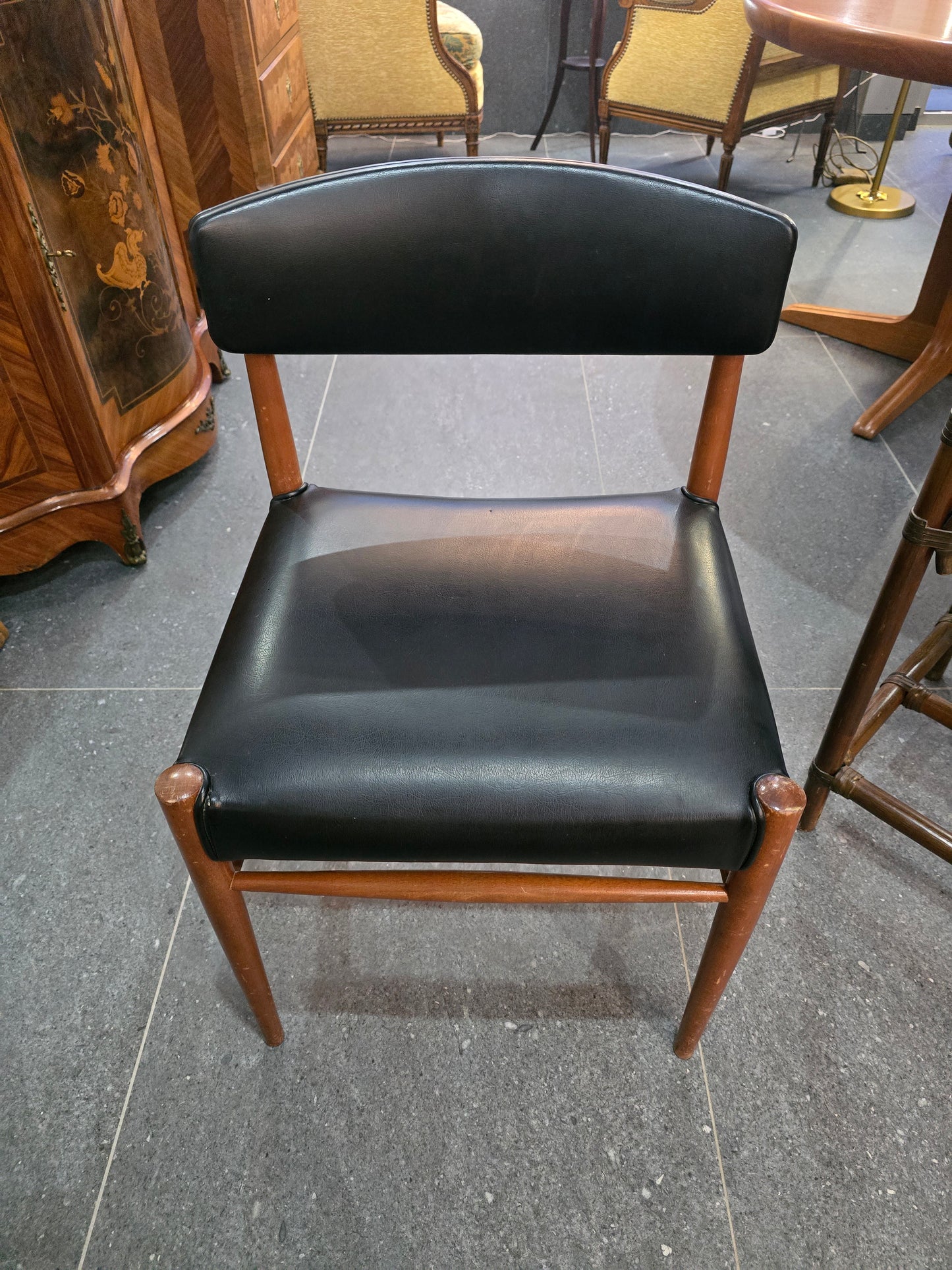 Chaise vintage design scandinave – bois et skaï noir – années 1960