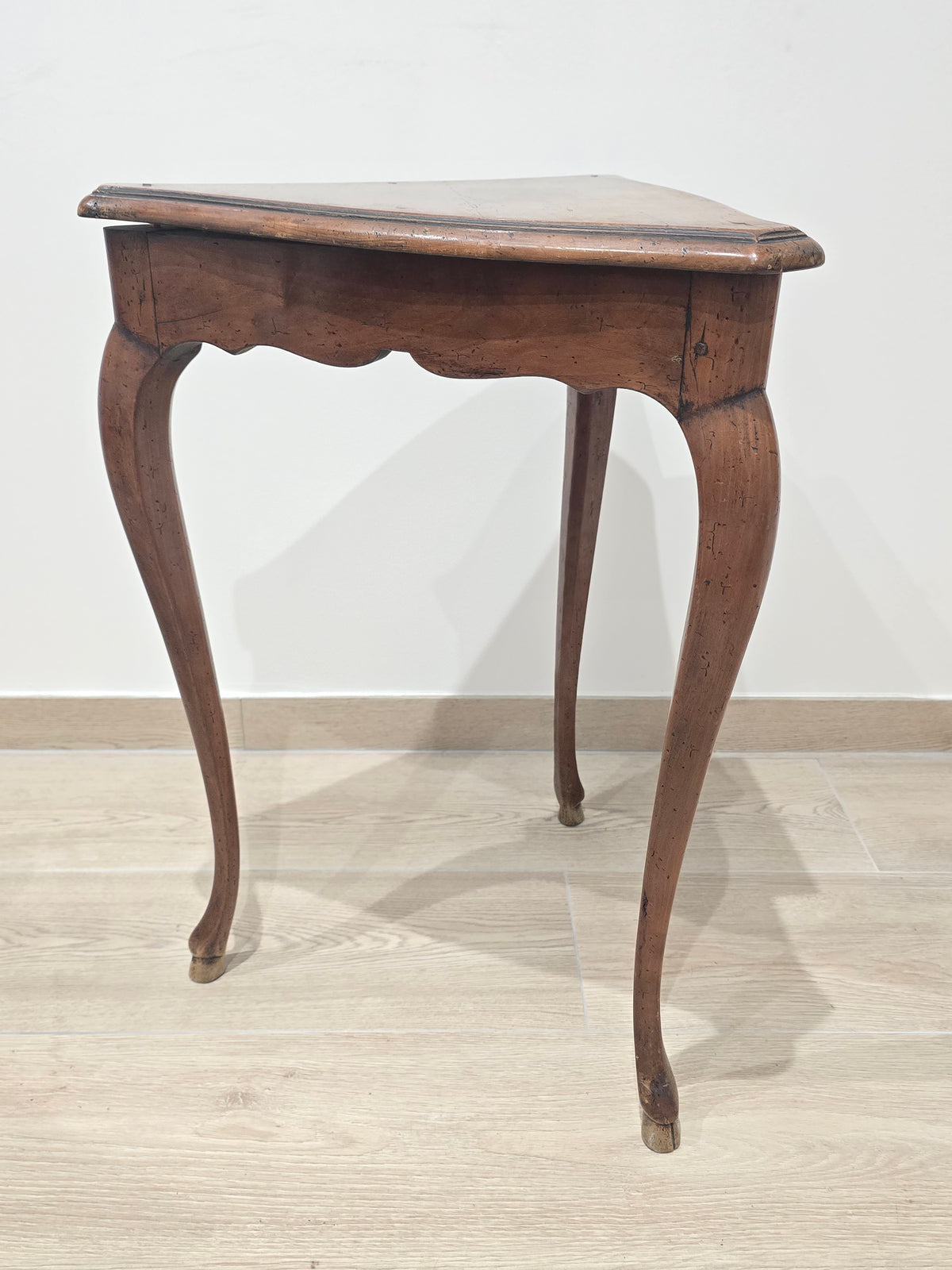 Table d'Appui Triangulaire à Écritoire – Estampillée André Mailfert (Orléans) – Style Louis XV
