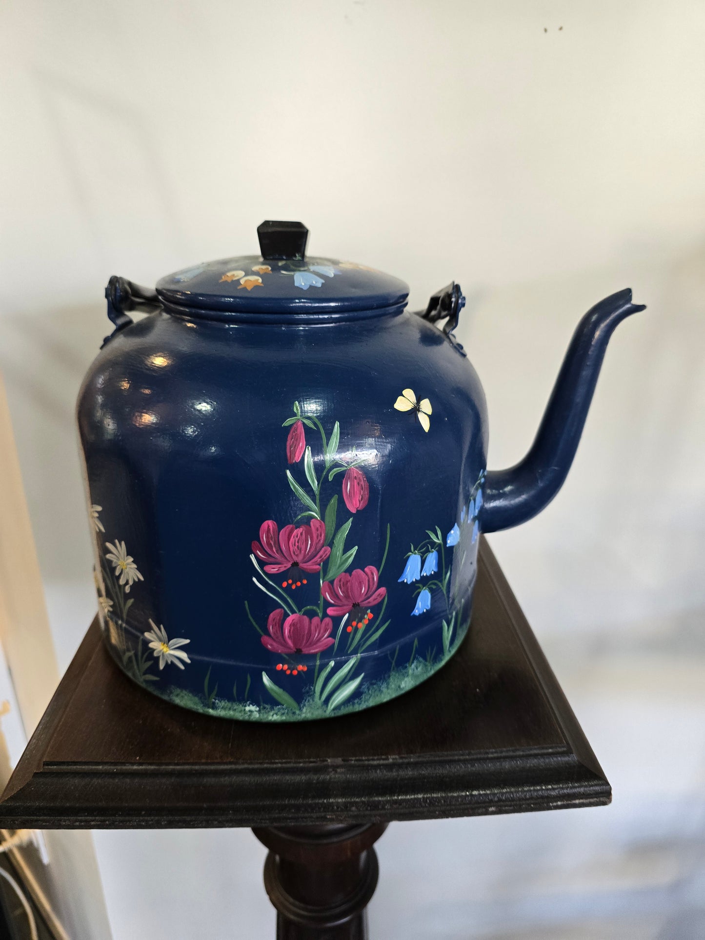 Grande bouilloire émaillée décor floral peint à la main – XXe siècle – H. 25 cm
