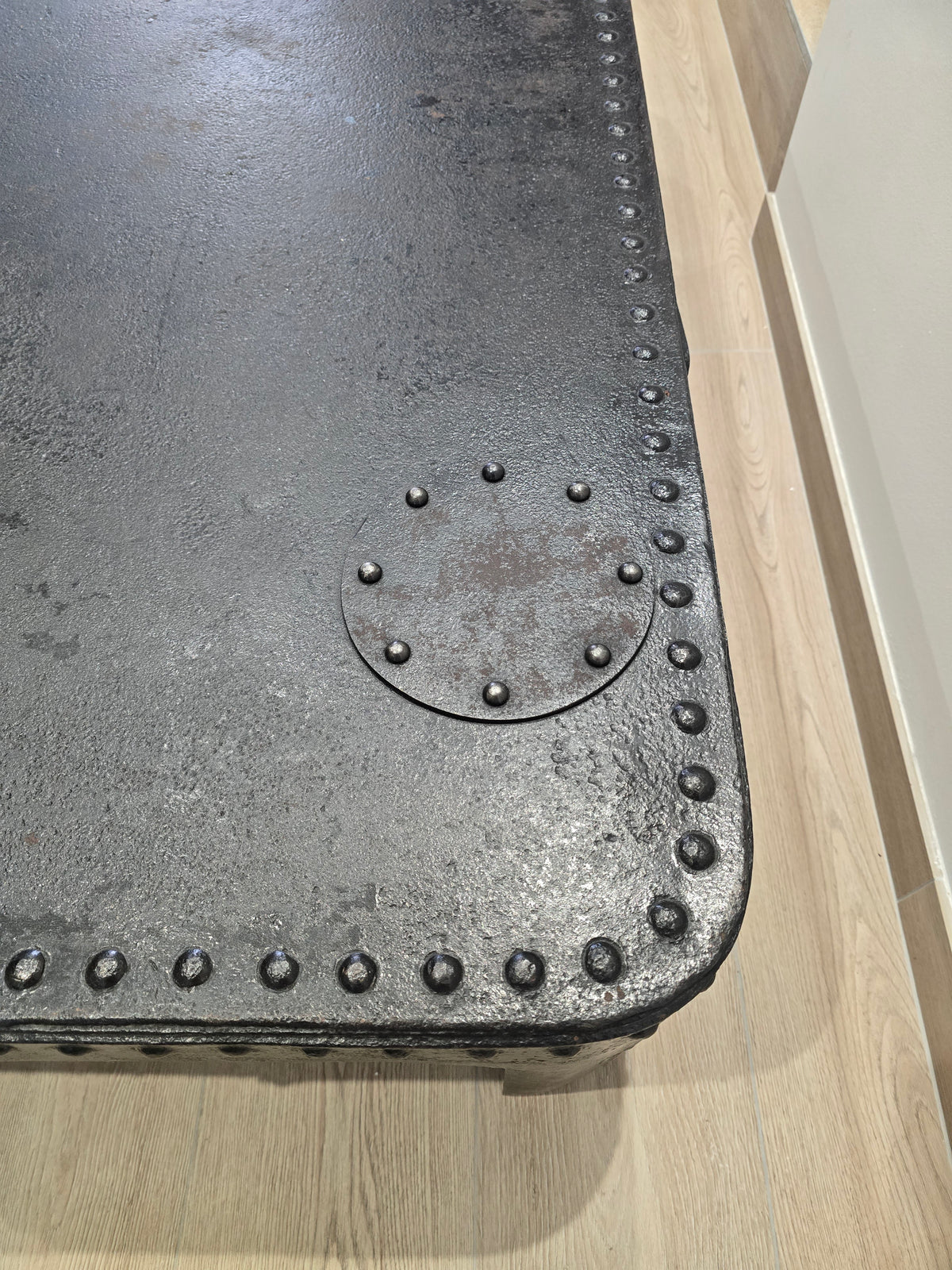 Table basse industrielle en métal riveté vers 1920 – patine noire – 145 × 80 cm