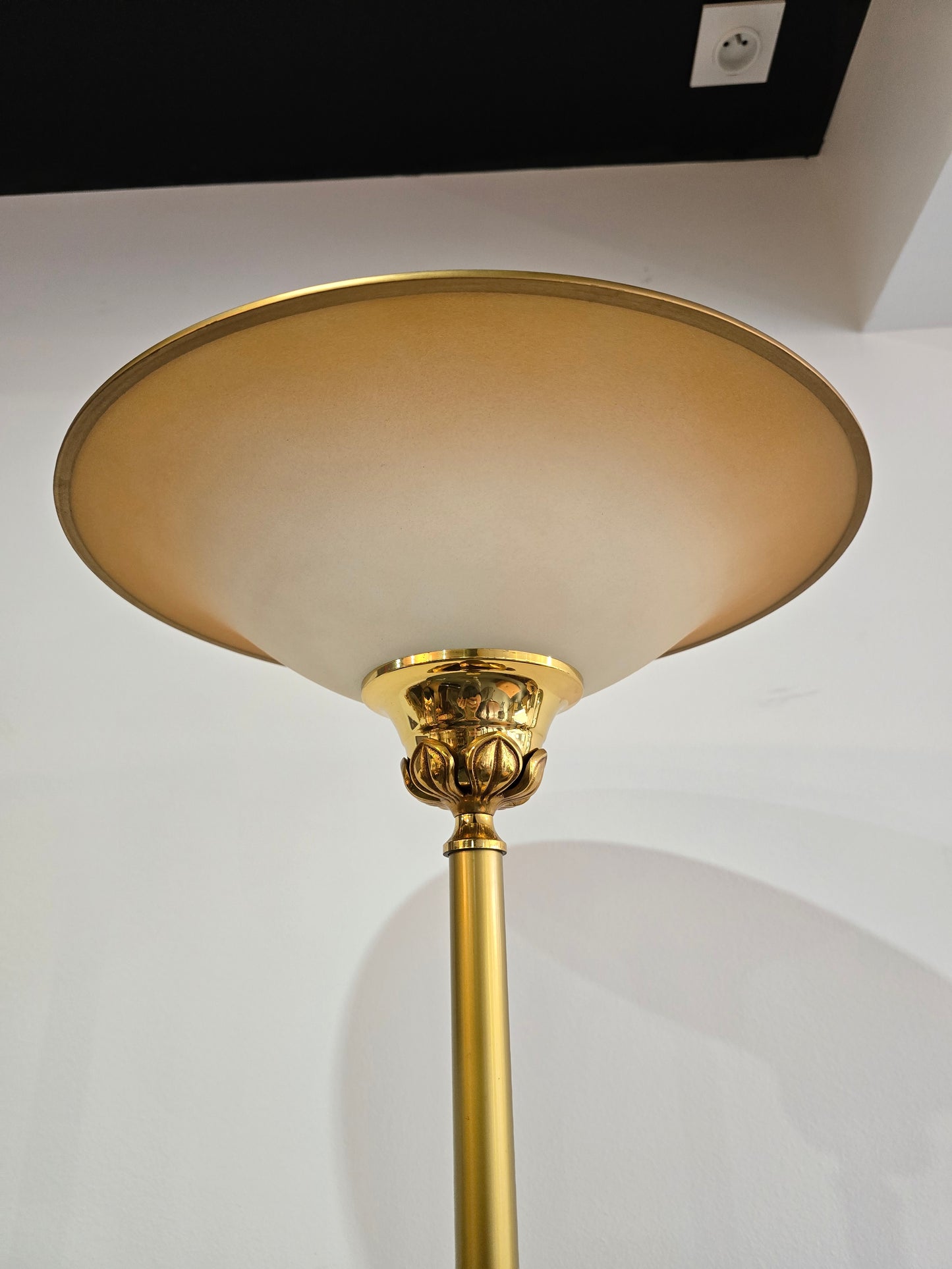 Lampadaire vintage en métal doré – Coupe opaline – Style néoclassique années 70/80