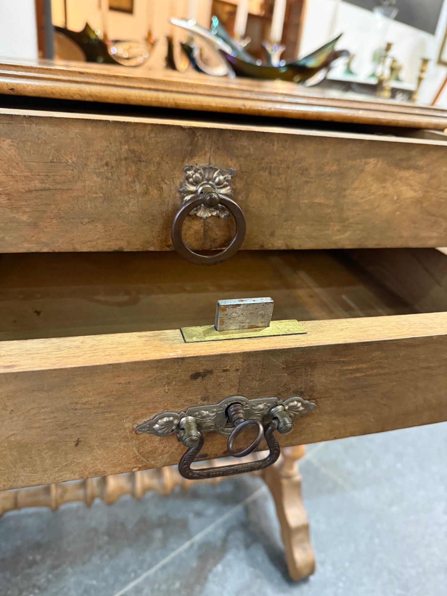 Table de salon / Travailleuse ancienne en bois – XIXe siècle