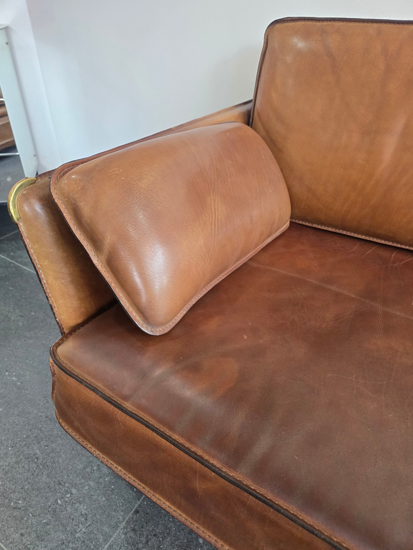 Salon Roche Bobois vintage années 80 – Cuir de buffle cognac – 2 canapés + pouf