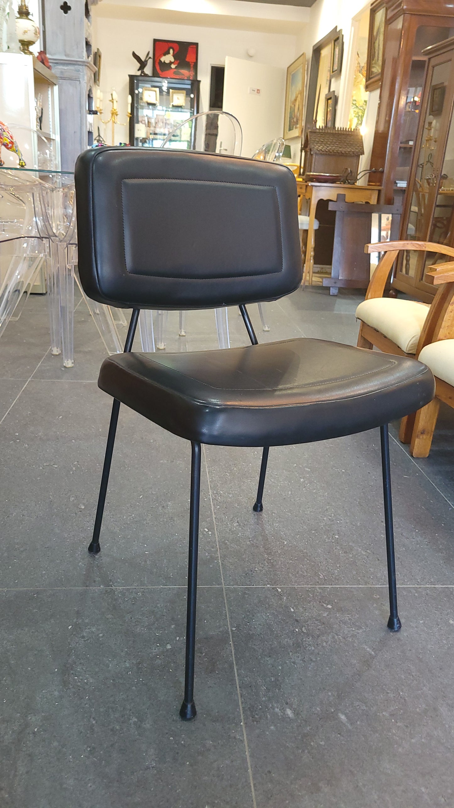 Chaise vintage en cuir noir – modèle 196, Pierre Paulin
