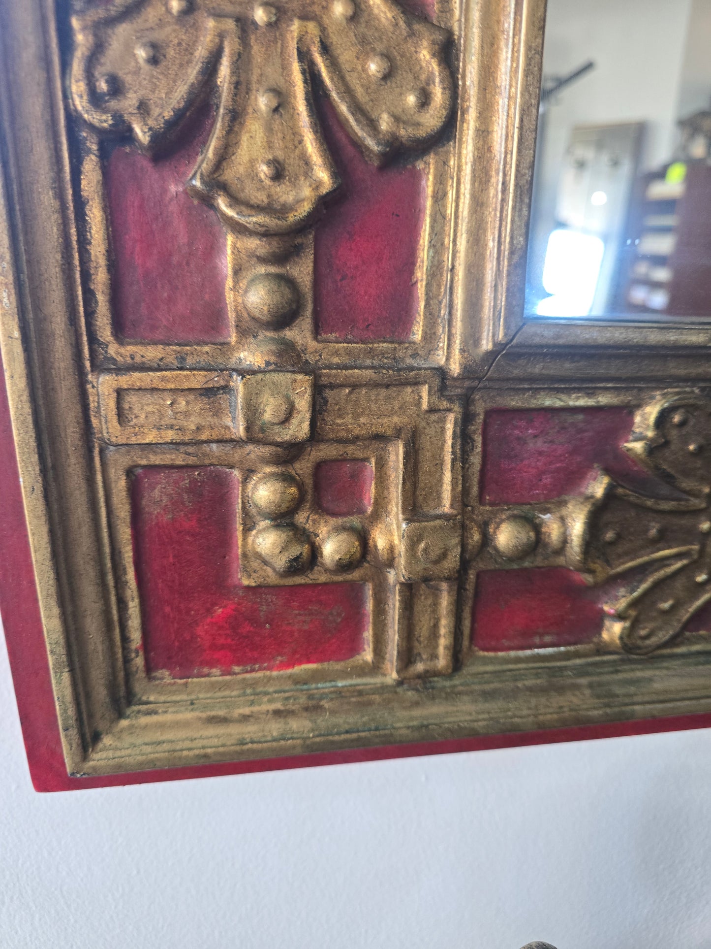 miroir mural Palladio, Italie, 1970 – Décor rouge et dorure patinée