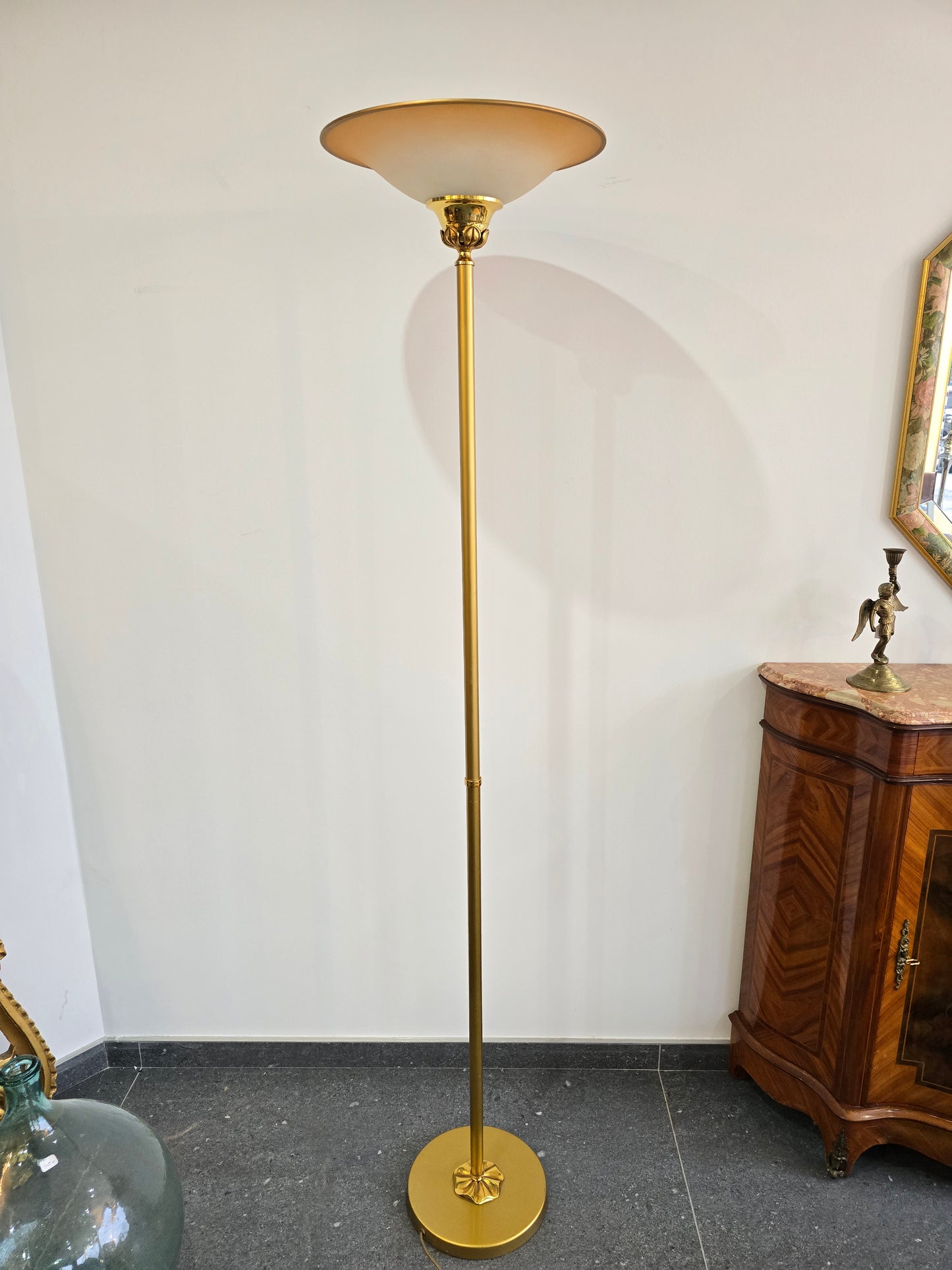 Lampadaire vintage en métal doré – Coupe opaline – Style néoclassique années 70/80