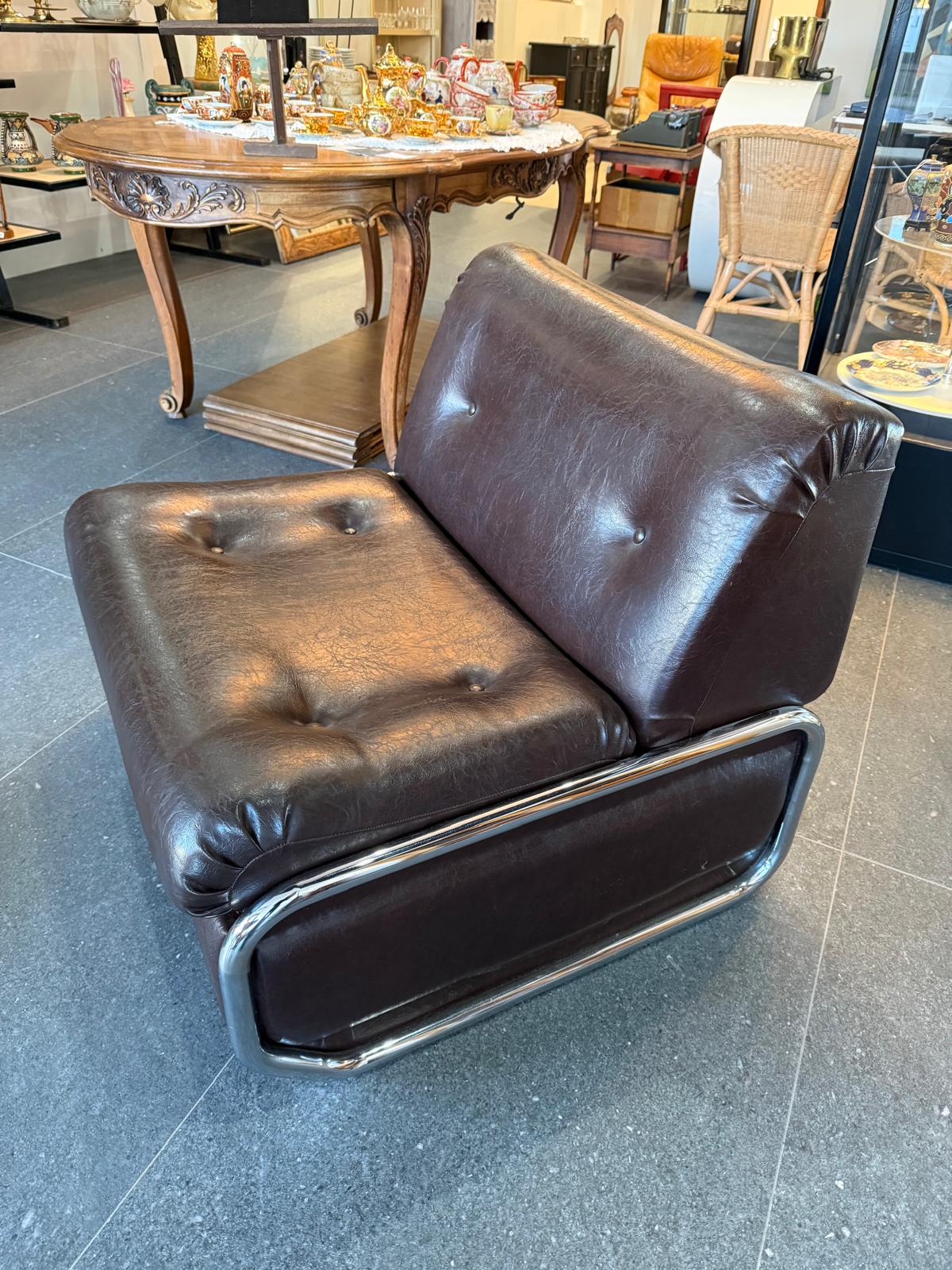 Fauteuil convertible BEKA-FRANCE en similicuir brun – Structure chromée – Années 1970